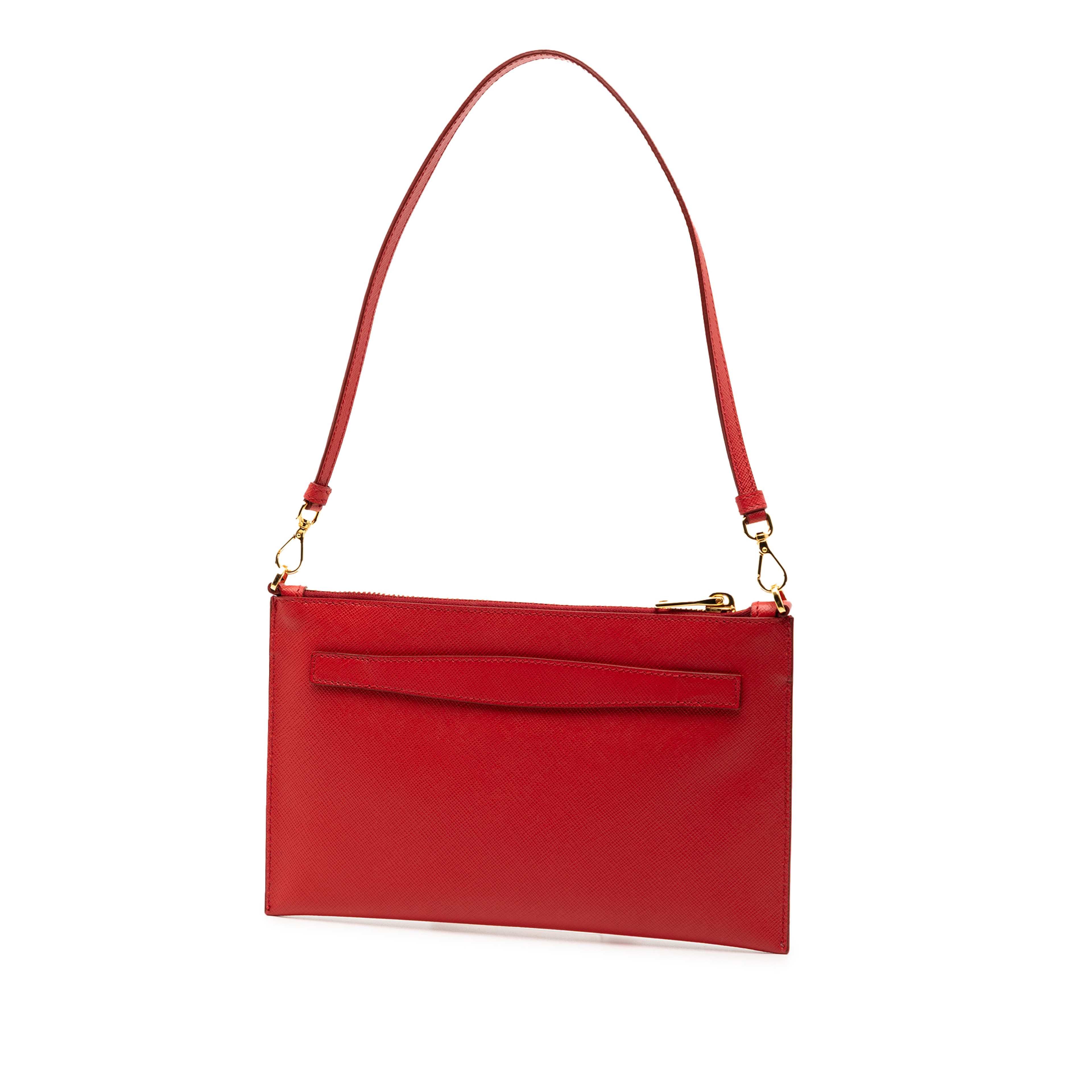 Prada Saffiano Shoulder Bag, från Luxclusif, i färgen red. Klicka för att öppna bilden i stort format