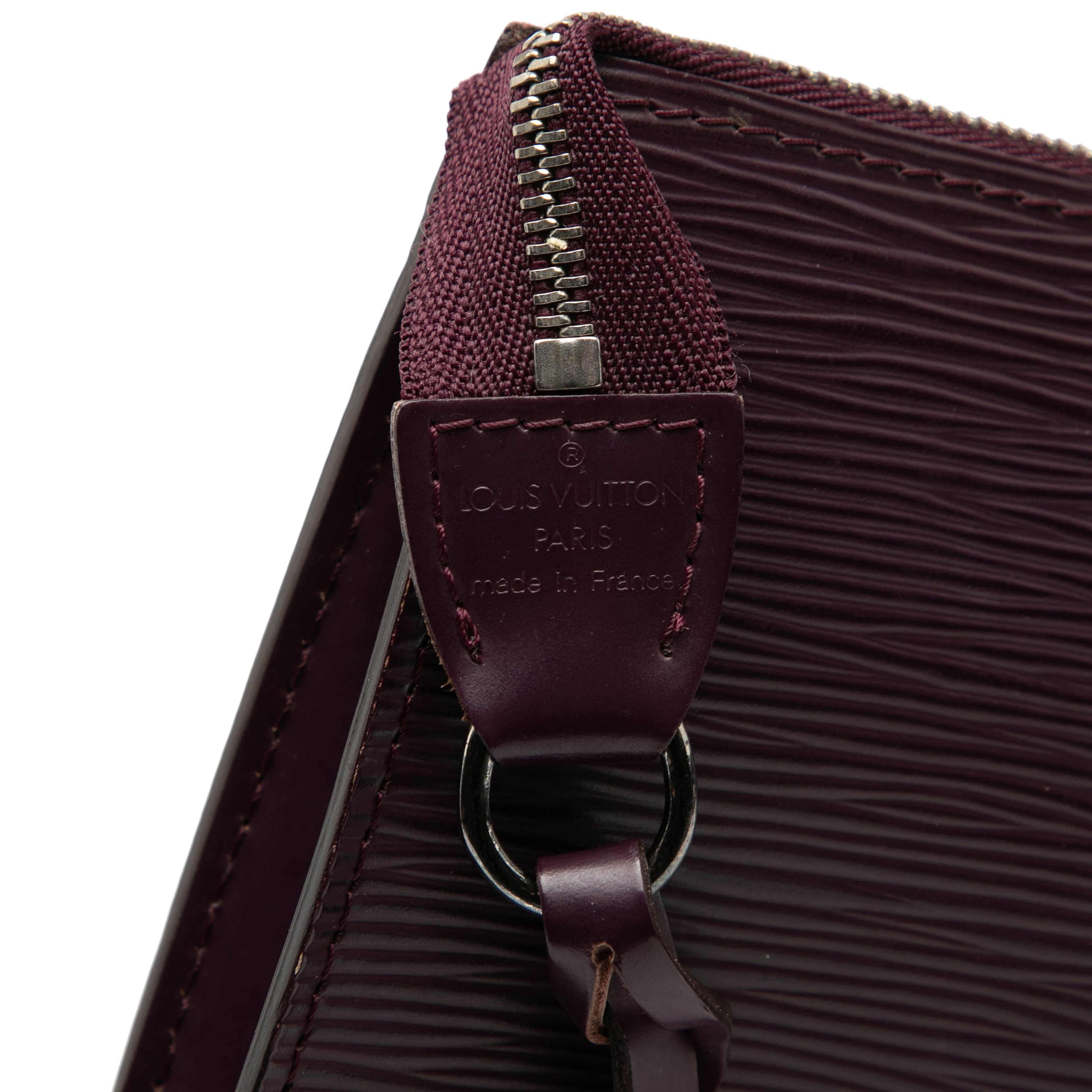 Louis Vuitton Epi Pochette Accessoires, från Luxclusif, i färgen purple. Klicka för att öppna bilden i stort format