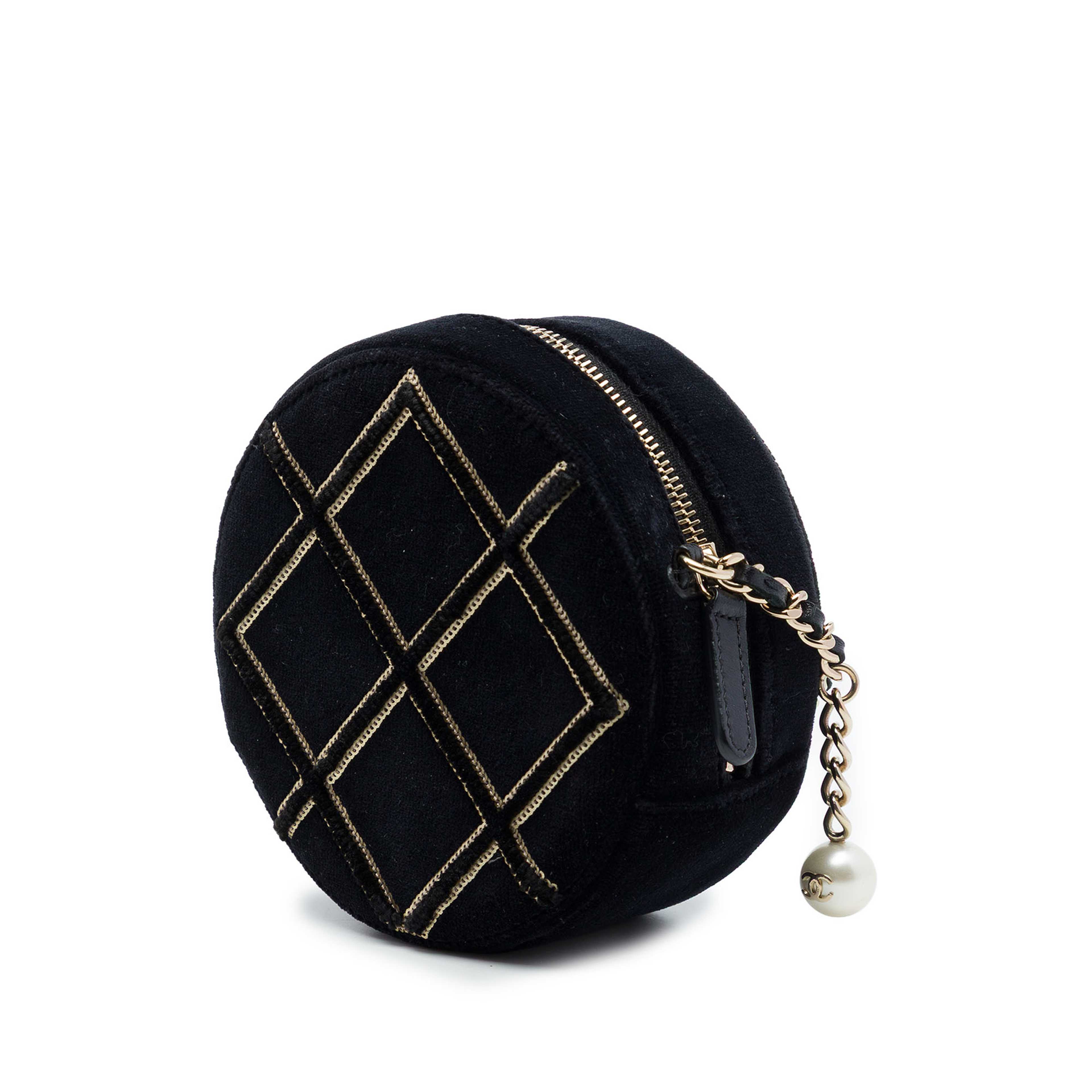 Chanel Velvet Pearl Sequin Round Crossbody, från Luxclusif, i färgen svart. Klicka för att öppna bilden i stort format