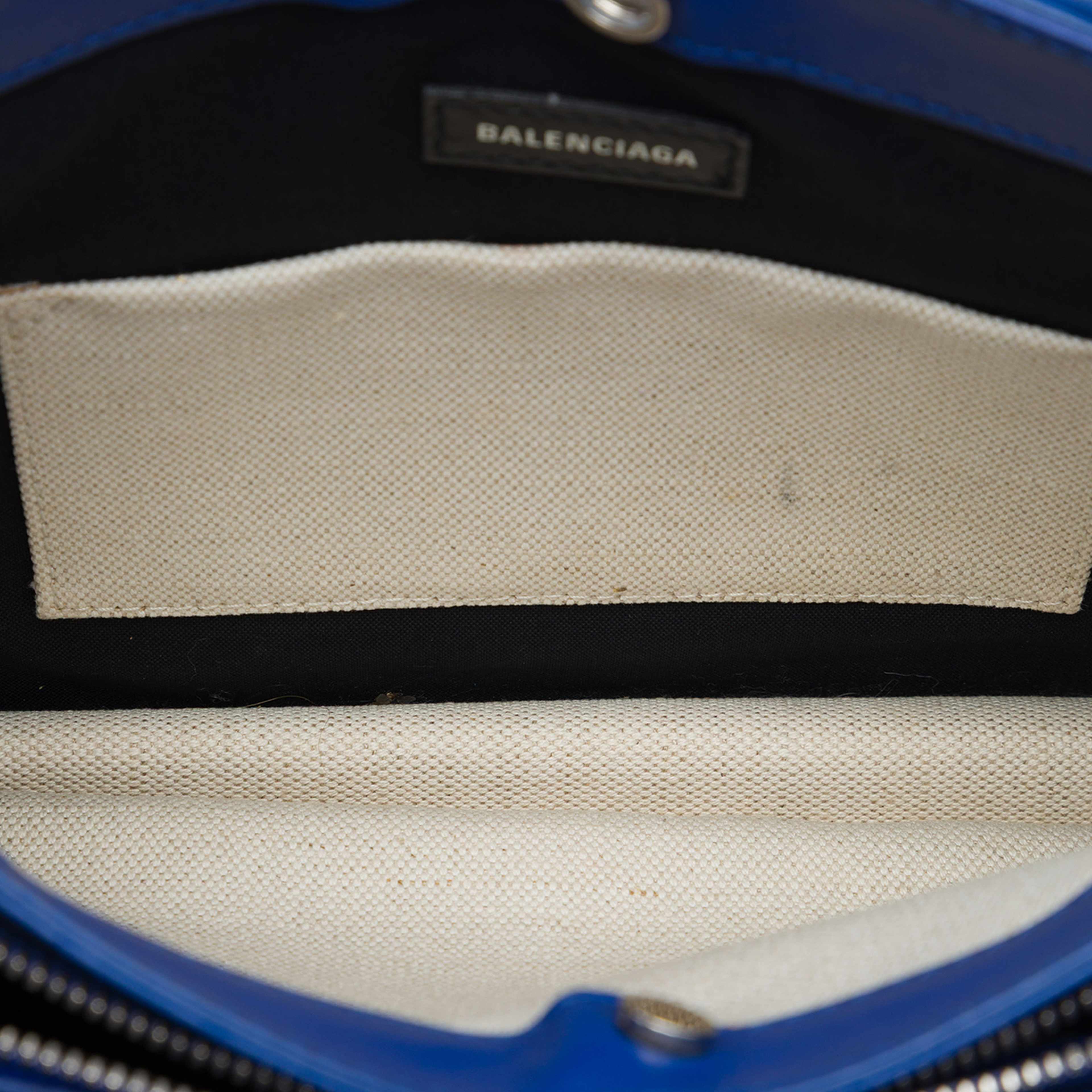 Balenciaga Canvas Navy Pochette Crossbody, från Luxclusif, i färgen brun. Klicka för att öppna bilden i stort format