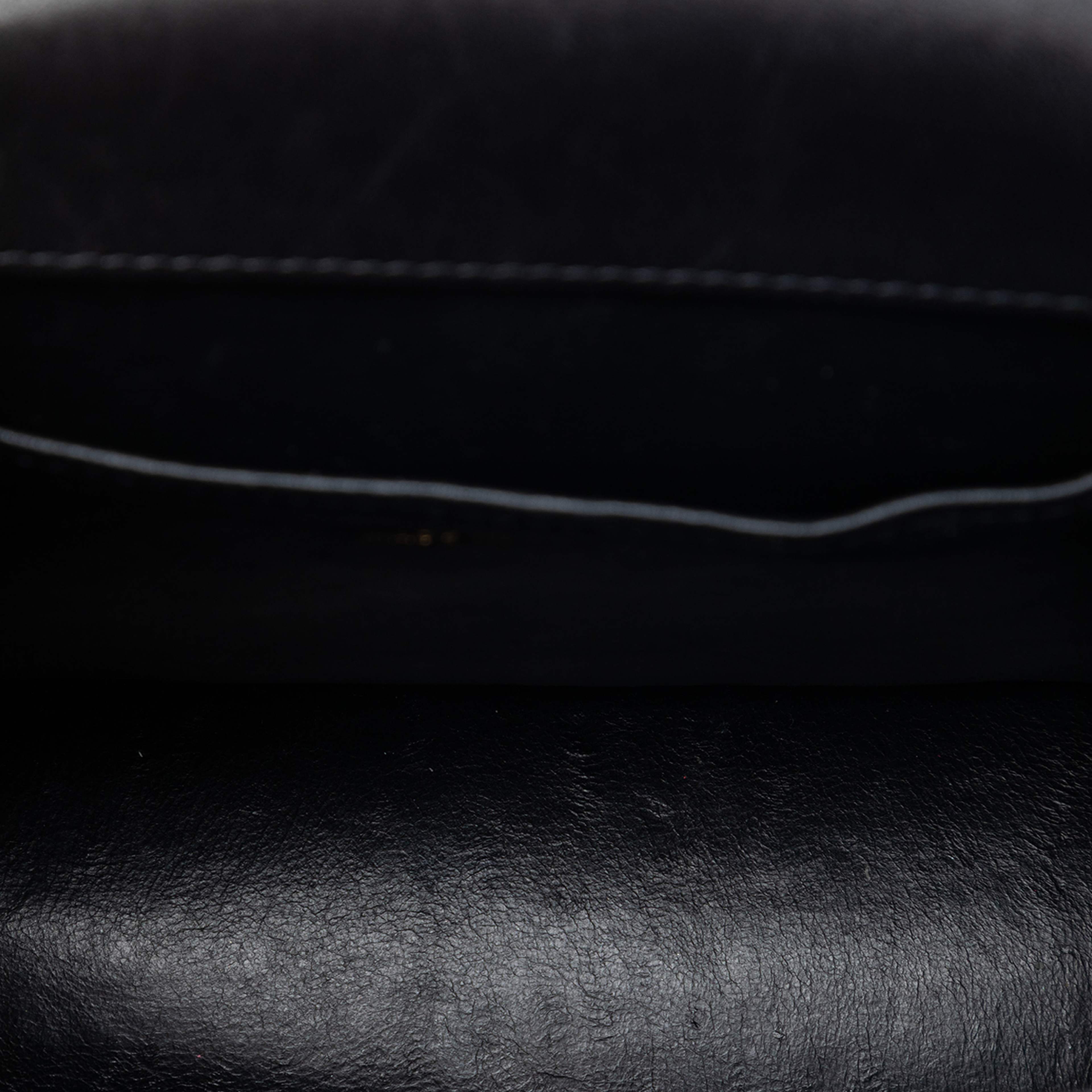 Chanel Cc Quilted Patent Square Flap, från Luxclusif, i färgen black. Klicka för att öppna bilden i stort format