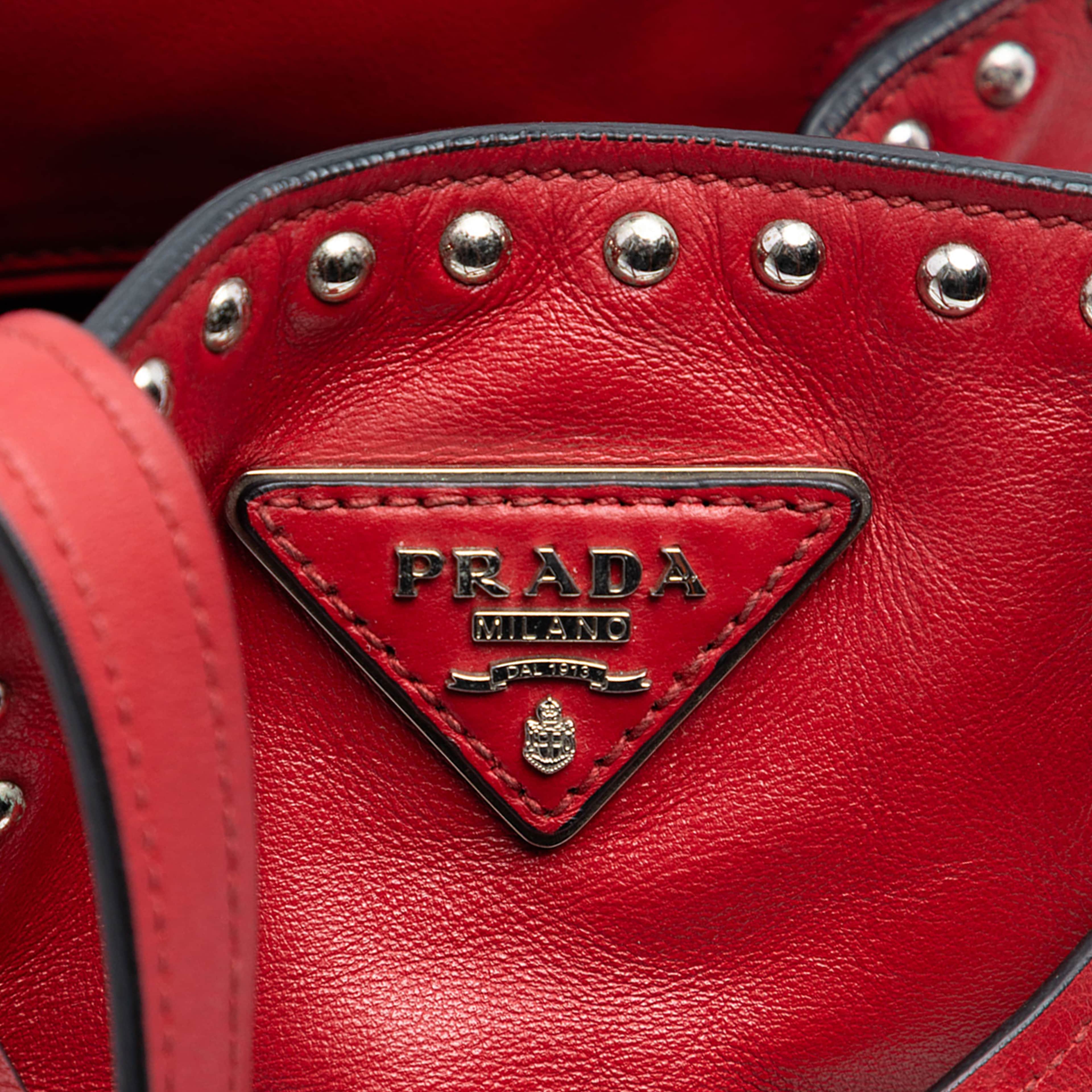 Prada Large Studded Leather Bucket Bag, från Luxclusif, i färgen red. Klicka för att öppna bilden i stort format