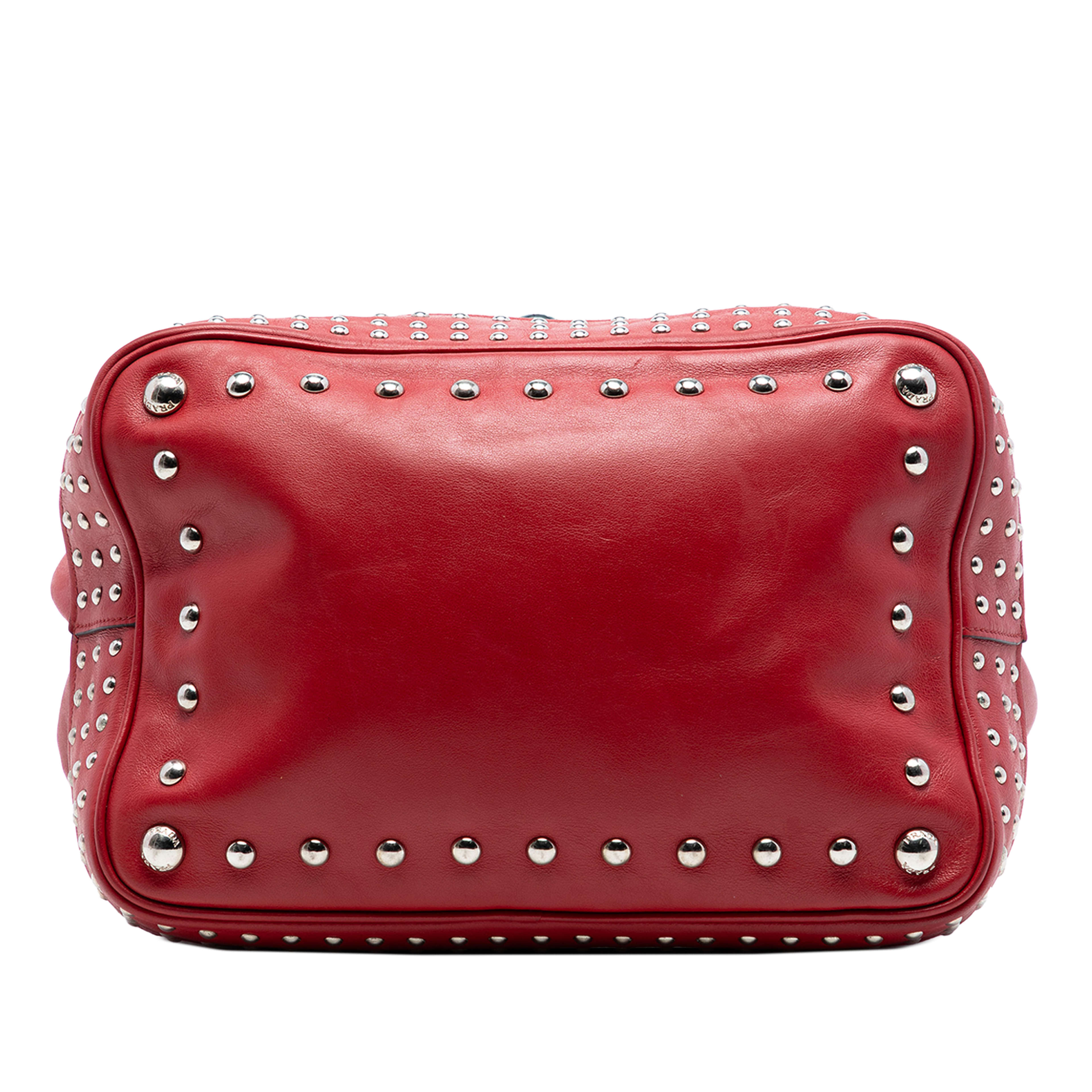 Prada Large Studded Leather Bucket Bag, från Luxclusif, i färgen red. Klicka för att öppna bilden i stort format