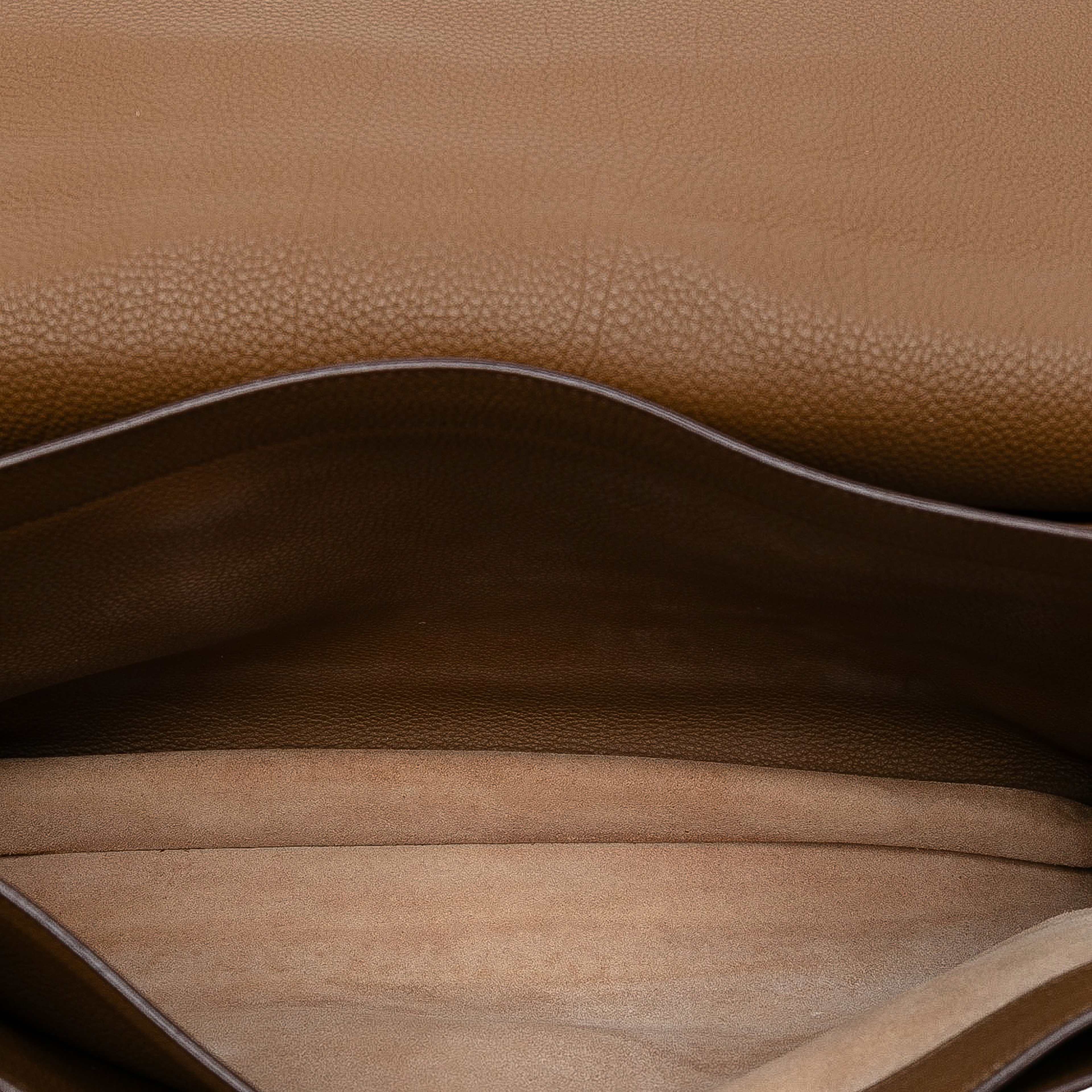 Hermès Togo Sac A Depeches 38, från Luxclusif, i färgen brown. Klicka för att öppna bilden i stort format