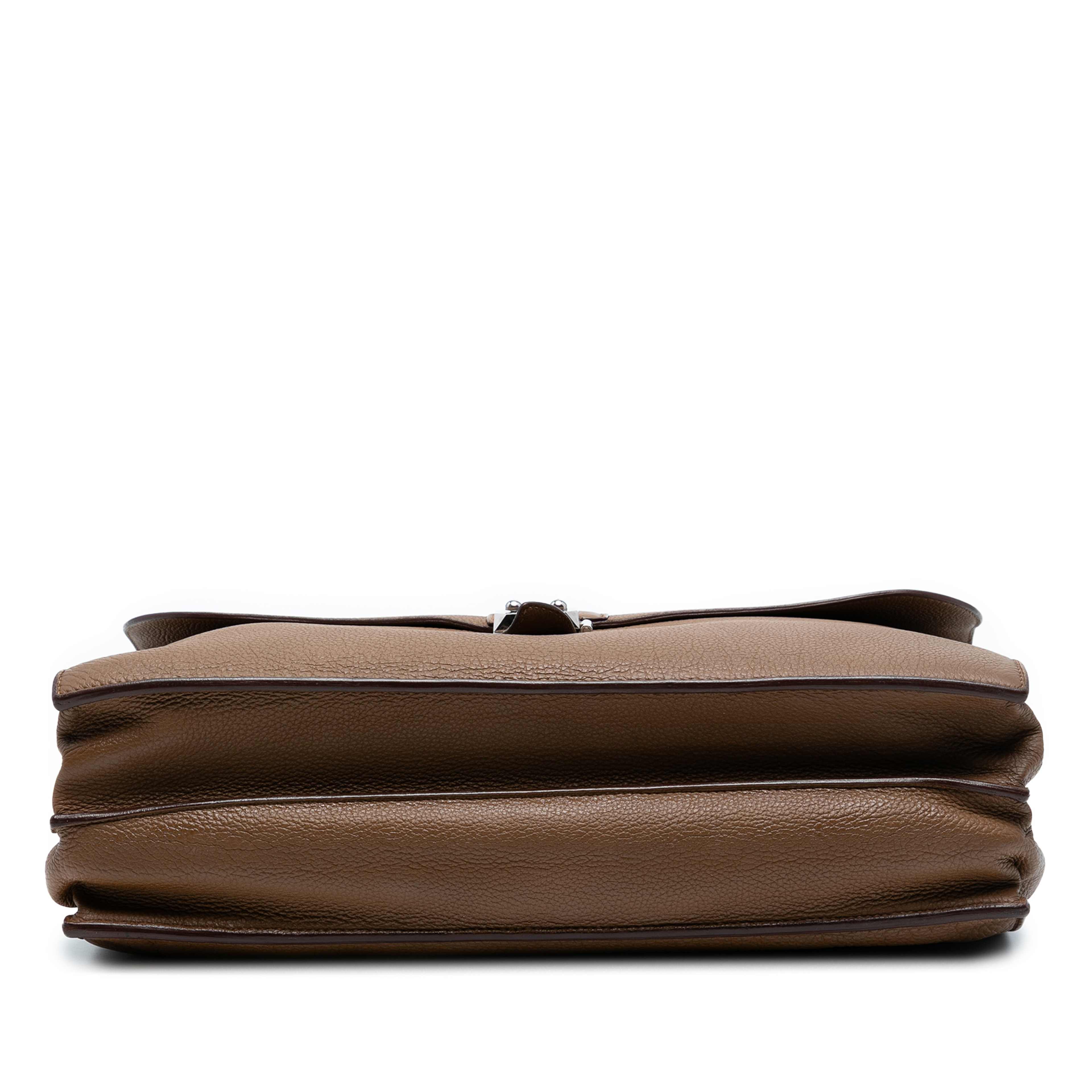 Hermès Togo Sac A Depeches 38, från Luxclusif, i färgen brown. Klicka för att öppna bilden i stort format