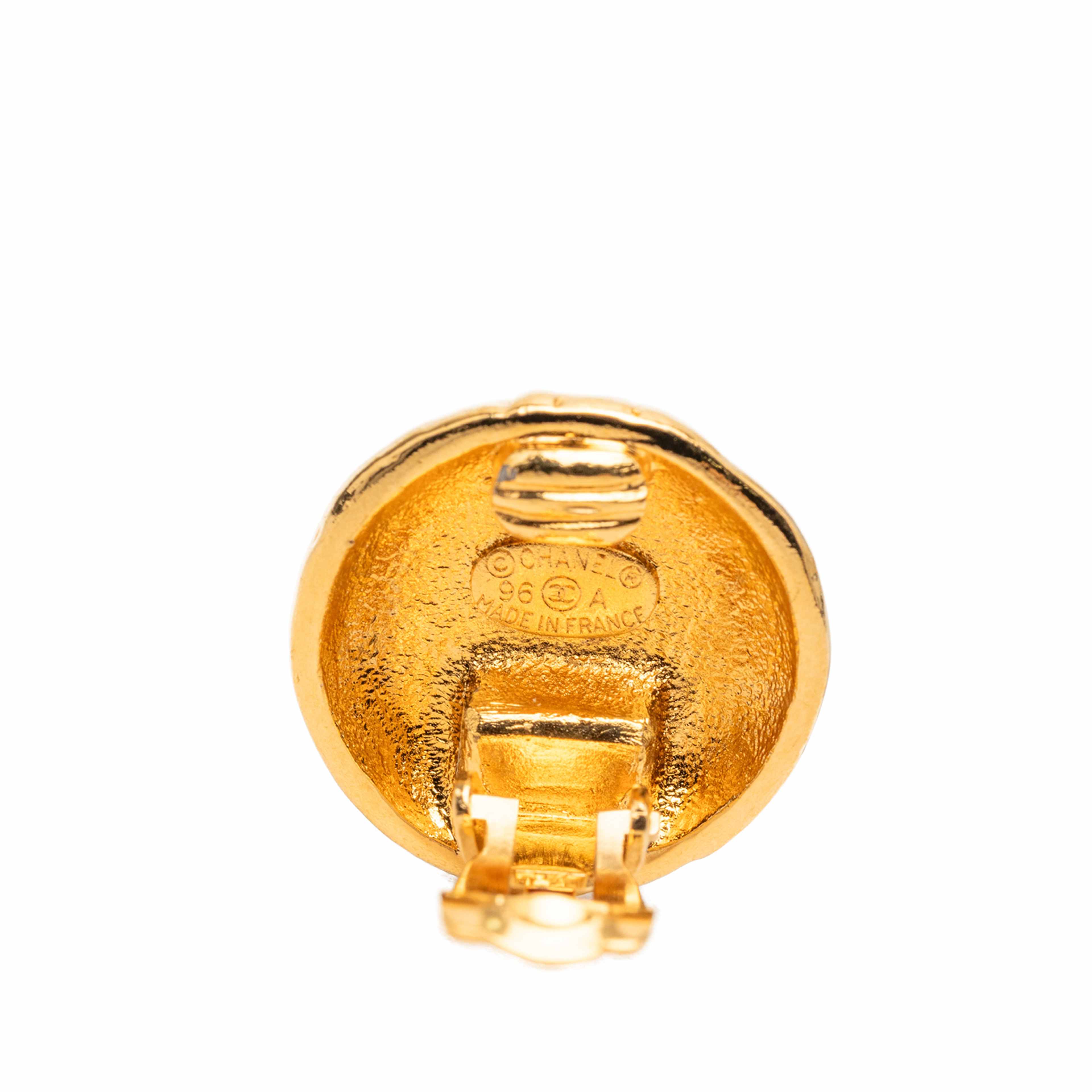 Chanel Cc Gold Plated Round Clip On Earrings, från Luxclusif, i färgen gold. Klicka för att öppna bilden i stort format