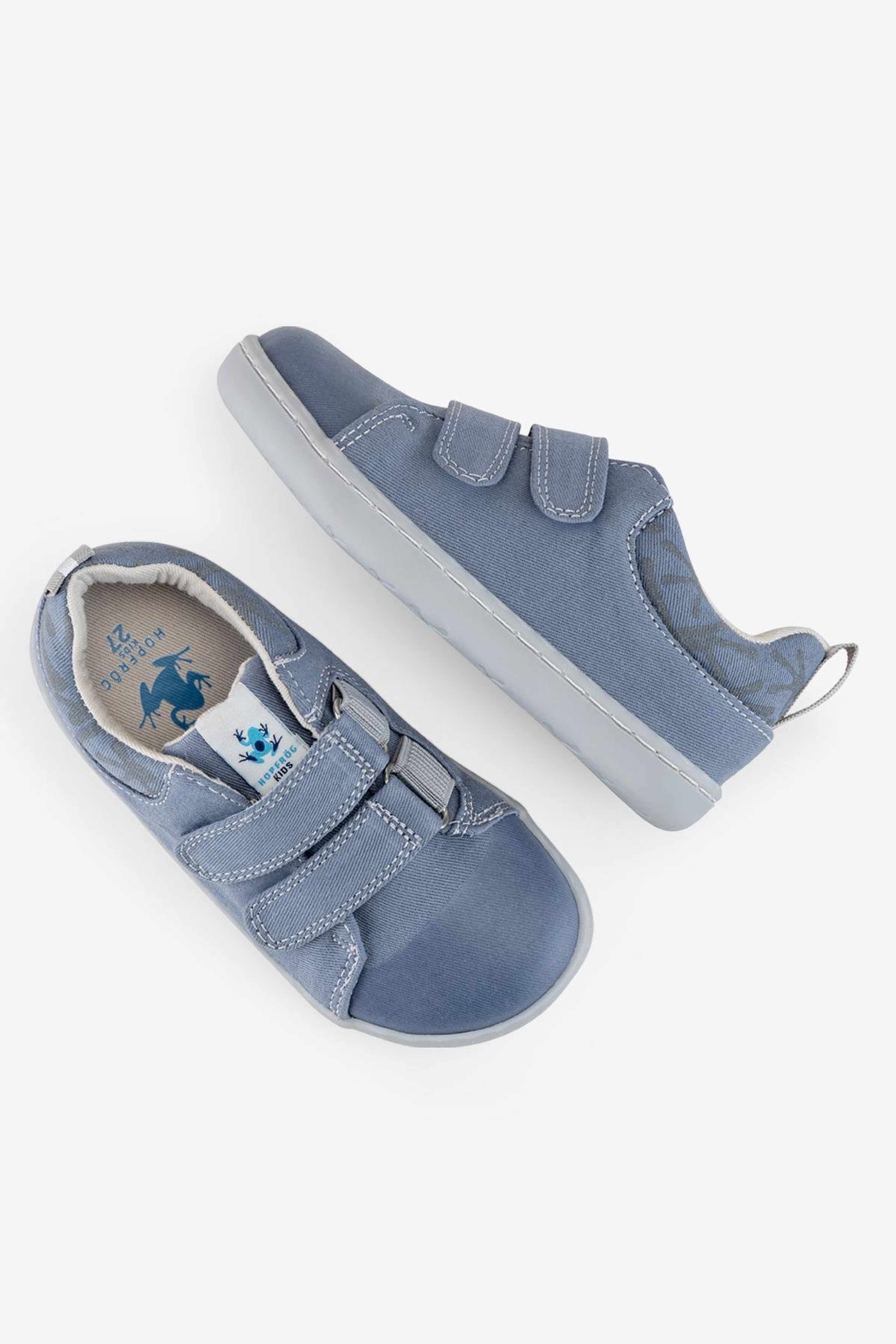 Hopfrög Canvas Play Barefoot, från Minimoca, i färgen dusty blue. Klicka för att öppna bilden i stort format