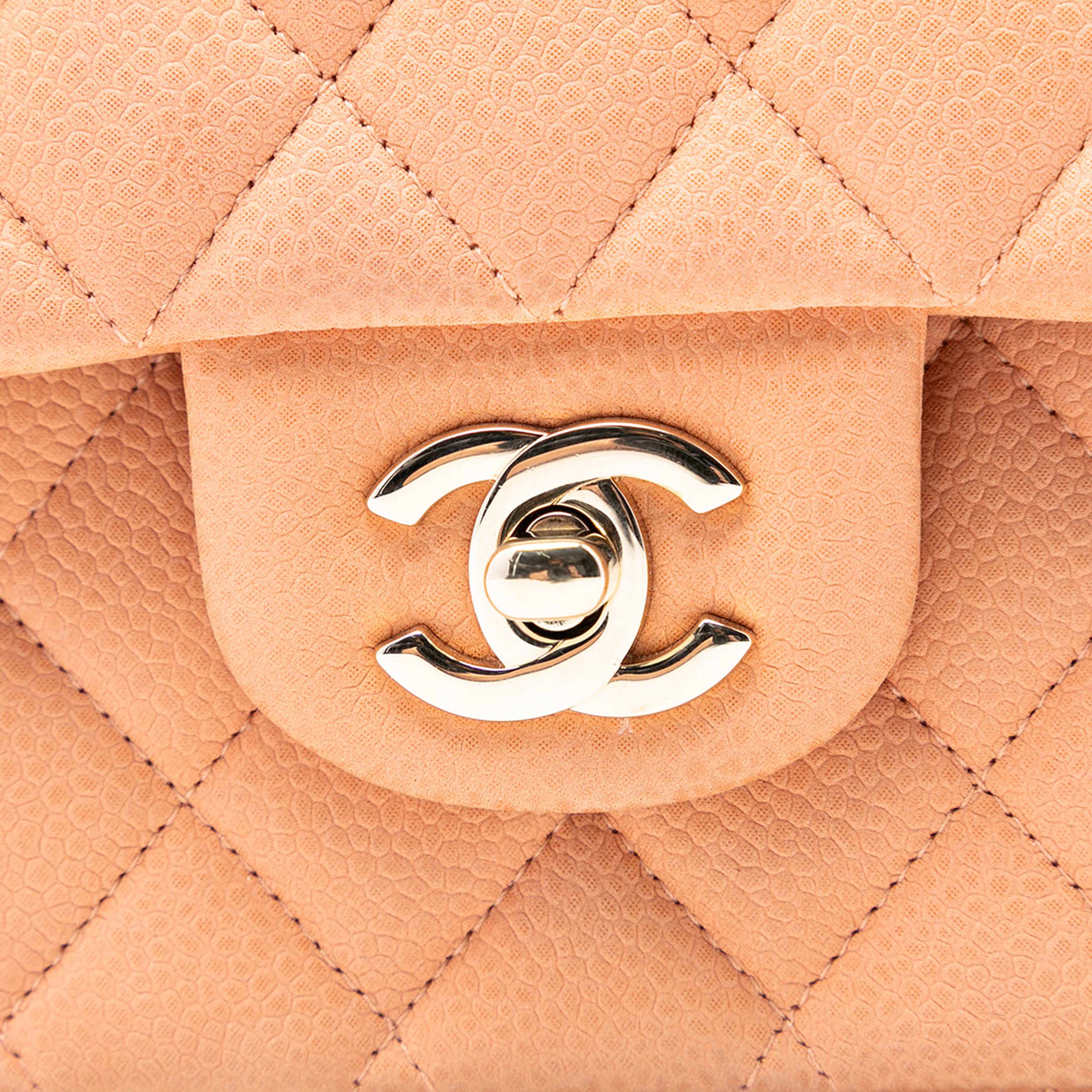 Chanel Medium Classic Caviar Double Flap, från Luxclusif, i färgen peach. Klicka för att öppna bilden i stort format