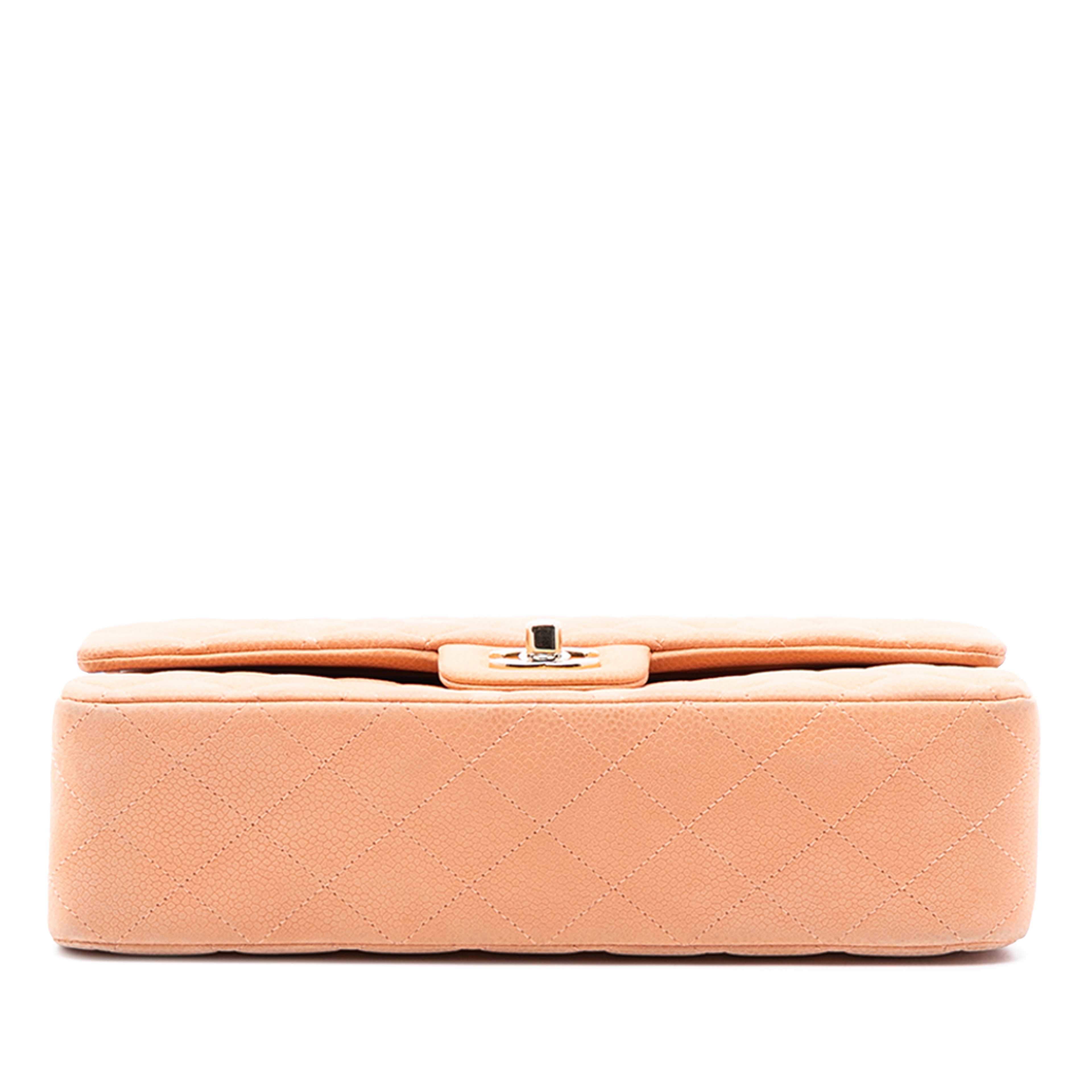 Chanel Medium Classic Caviar Double Flap, från Luxclusif, i färgen peach. Klicka för att öppna bilden i stort format