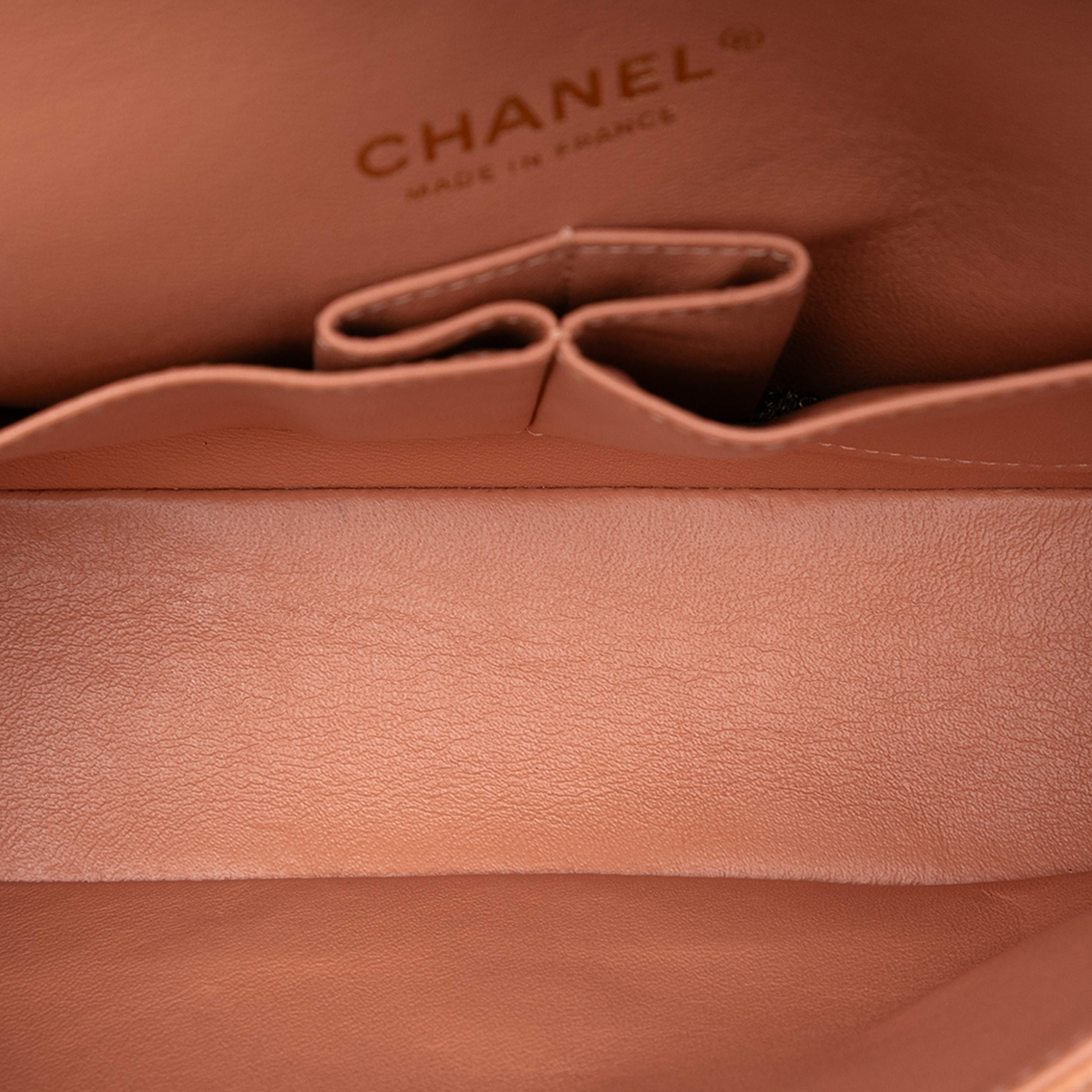 Chanel Medium Classic Caviar Double Flap, från Luxclusif, i färgen peach. Klicka för att öppna bilden i stort format