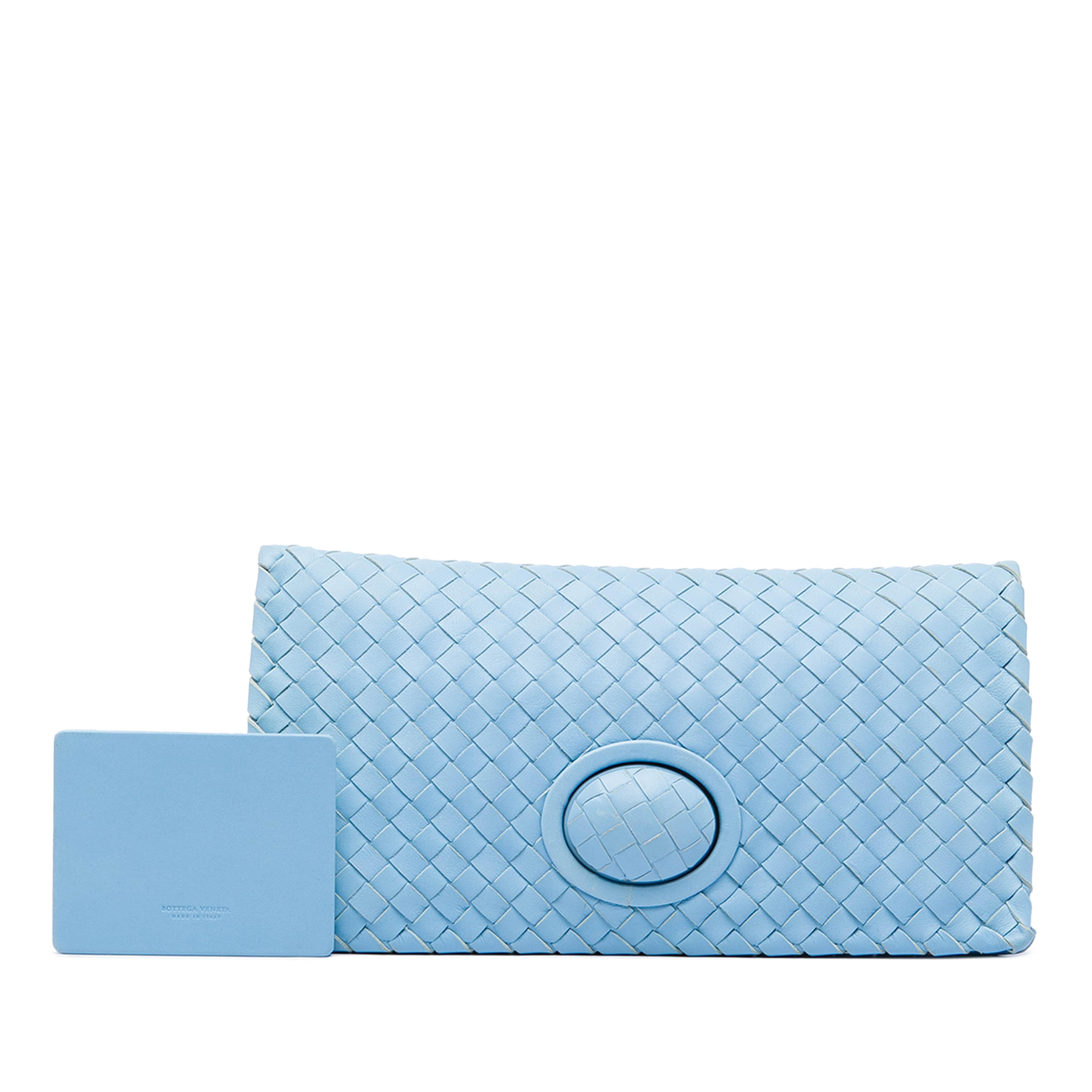 Bottega Veneta Nappa Intrecciato Turn Lock Clutch, från Luxclusif, i färgen blå. Klicka för att öppna bilden i stort format