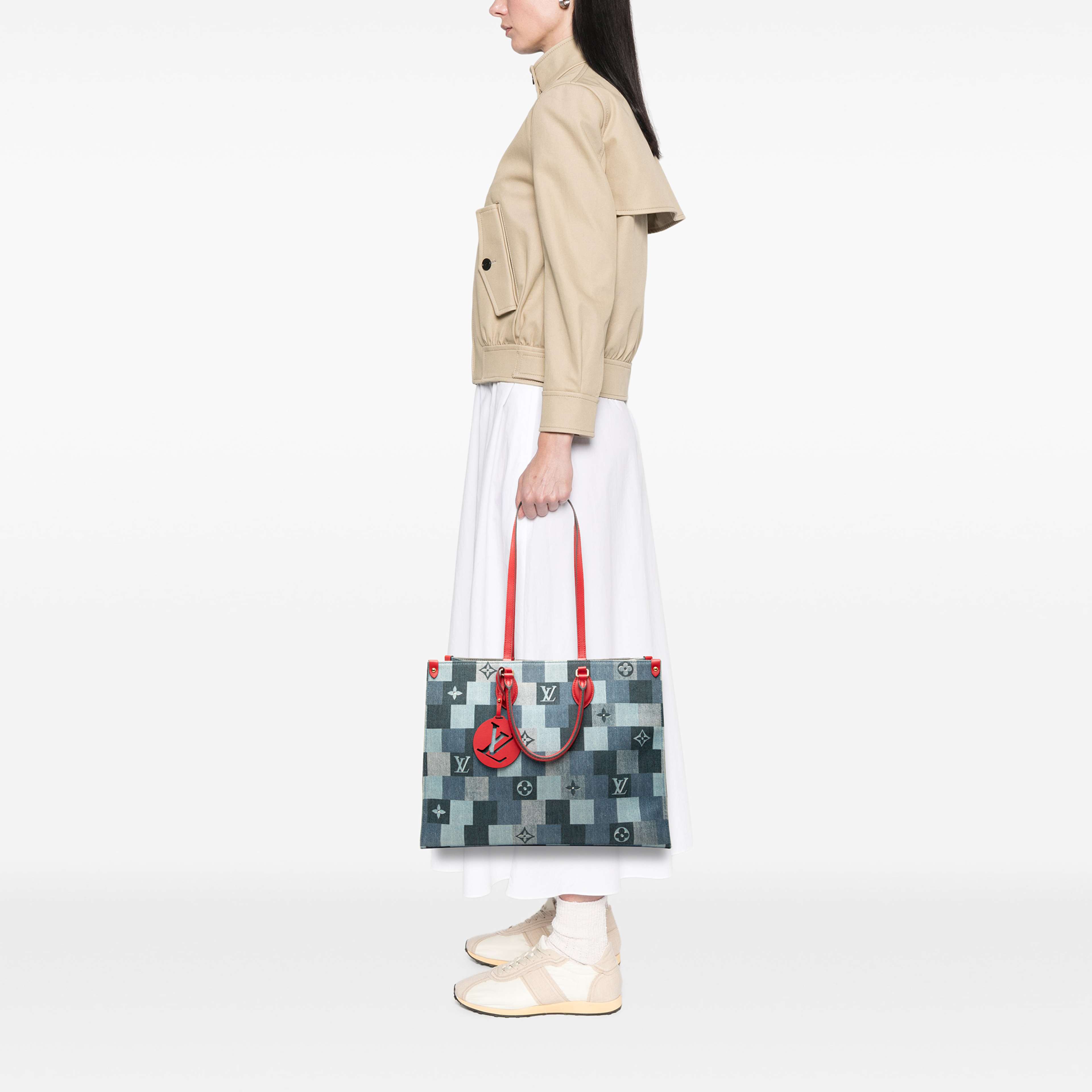 Louis Vuitton Monogram Denim Onthego Gm, från Luxclusif, i färgen blå. Klicka för att öppna bilden i stort format