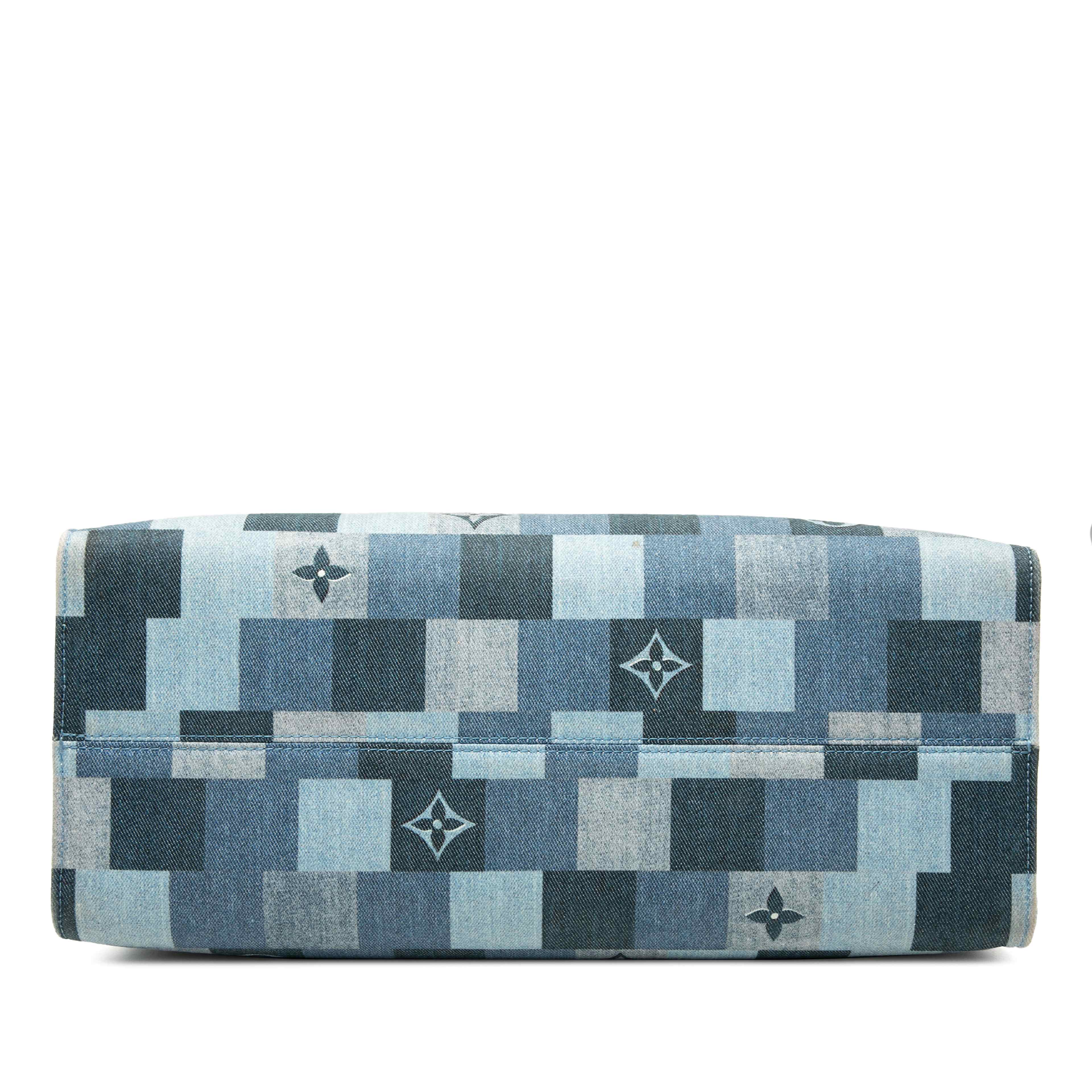 Louis Vuitton Monogram Denim Onthego Gm, från Luxclusif, i färgen blå. Klicka för att öppna bilden i stort format