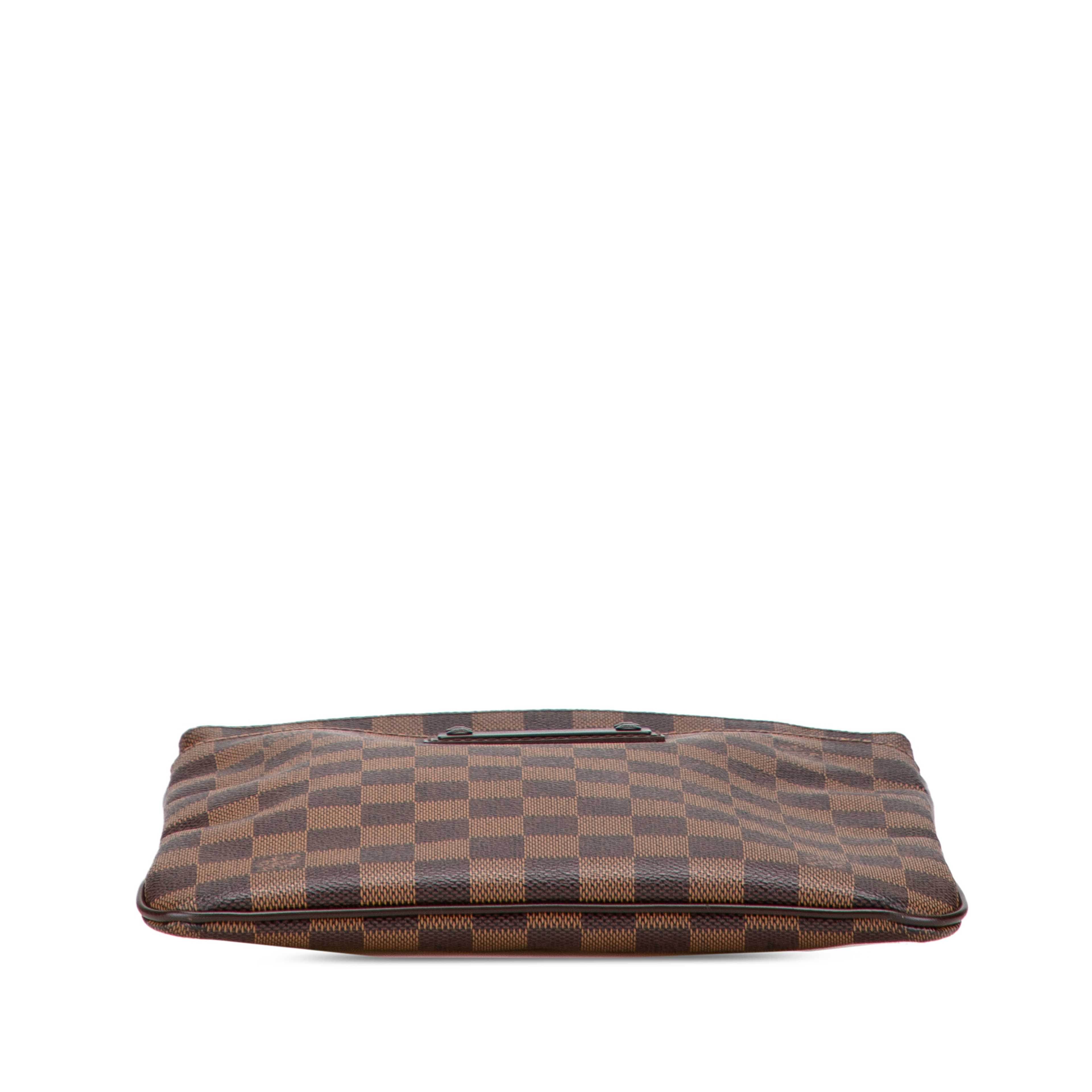 Louis Vuitton Damier Ebene Brooklyn Pochette, från Luxclusif, i färgen brun. Klicka för att öppna bilden i stort format
