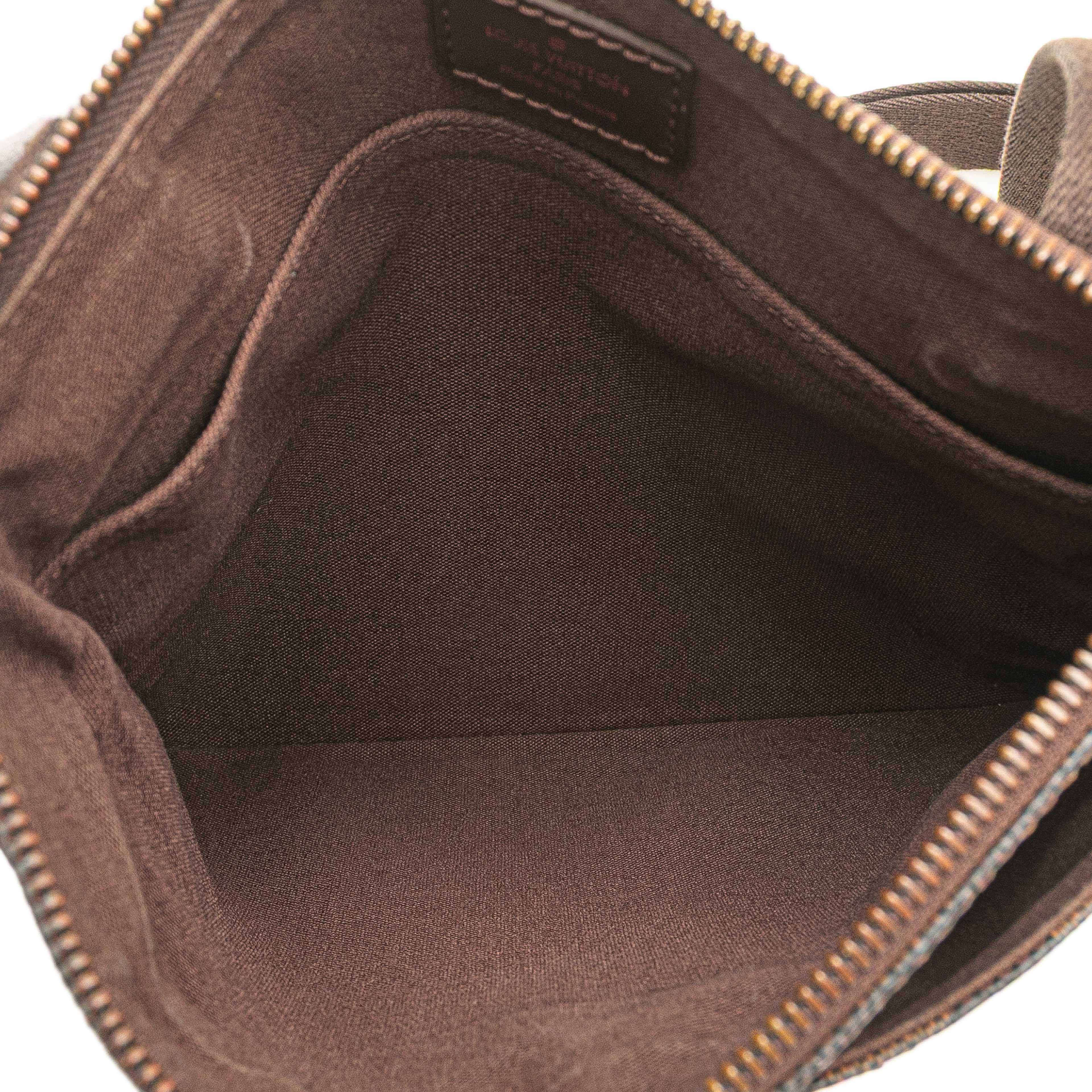 Louis Vuitton Damier Ebene Brooklyn Pochette, från Luxclusif, i färgen brown. Klicka för att öppna bilden i stort format