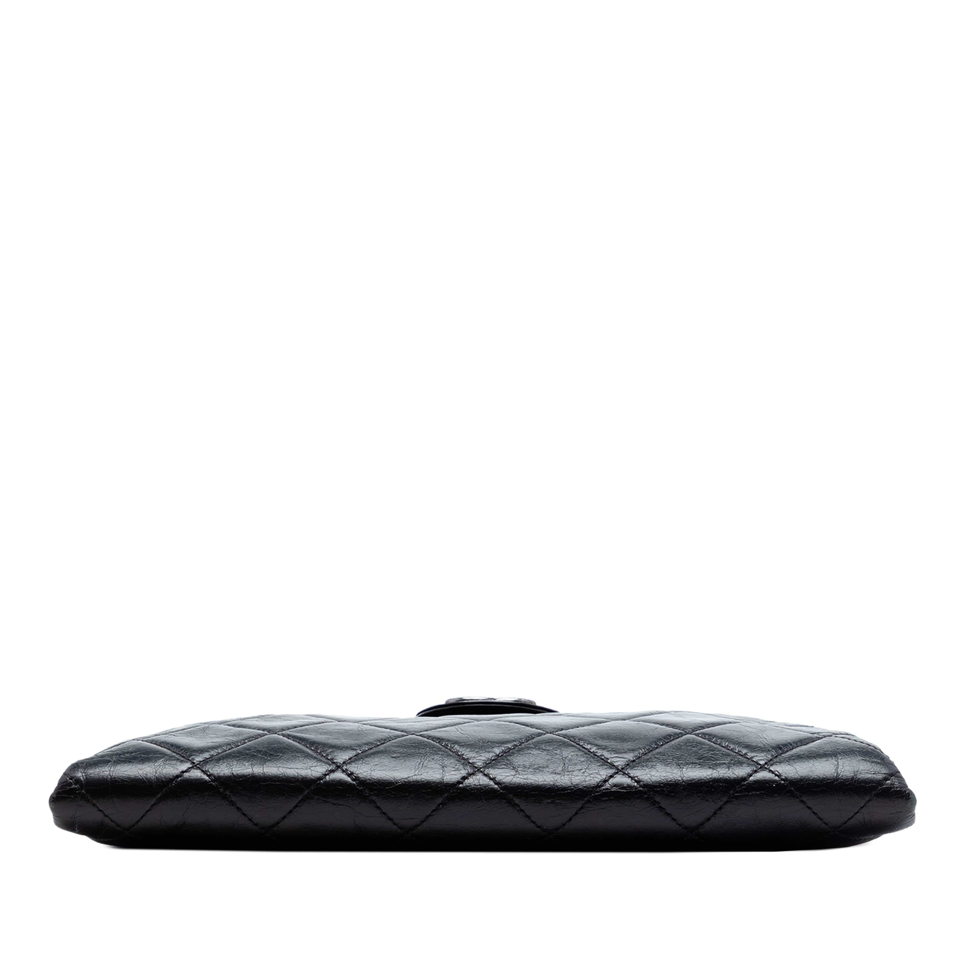 Chanel Quilted Glazed Calfskin Coco Pleats Chain Clutch, från Luxclusif, i färgen black. Klicka för att öppna bilden i stort format