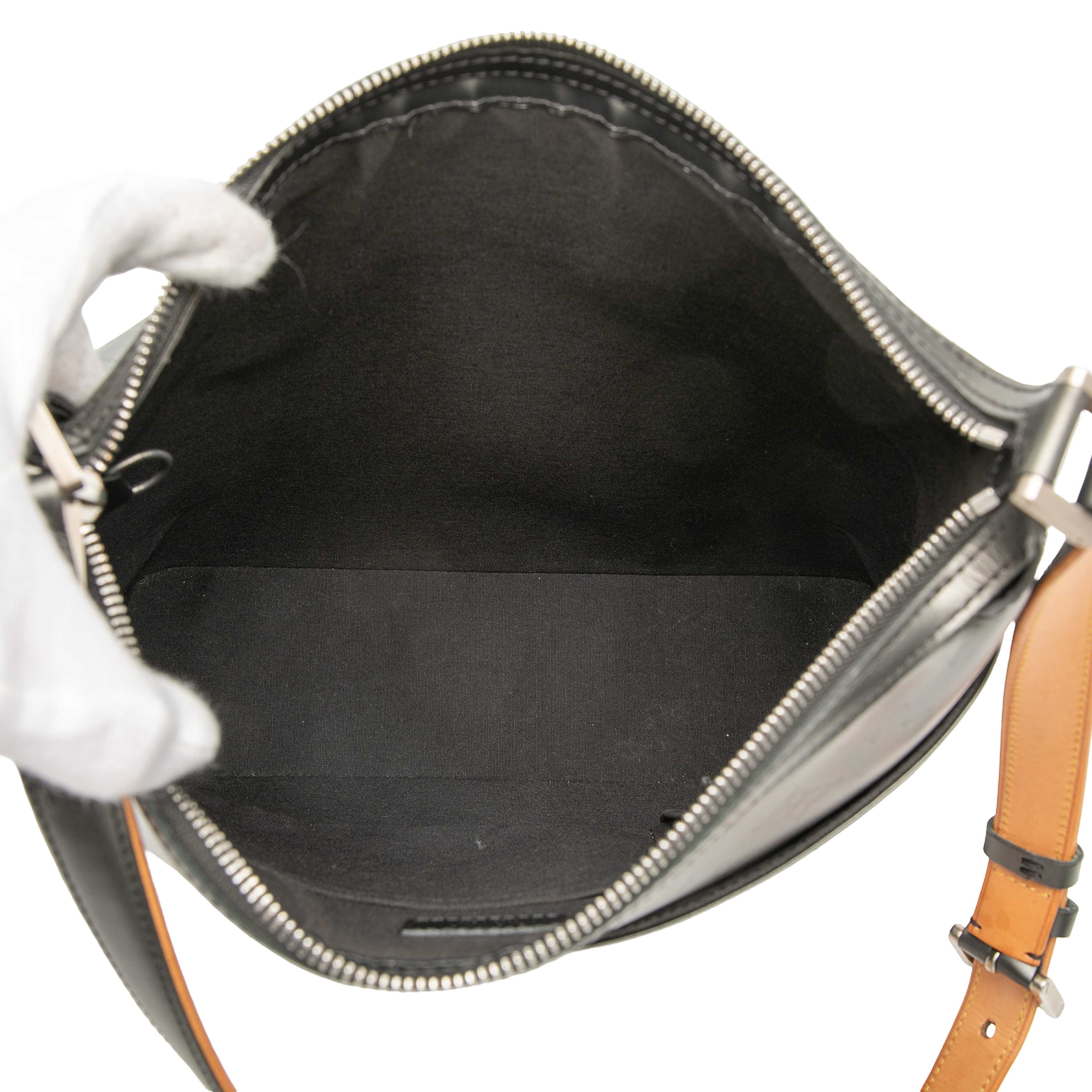 Louis Vuitton Monogram Mat Sutter, från Luxclusif, i färgen dark gray. Klicka för att öppna bilden i stort format