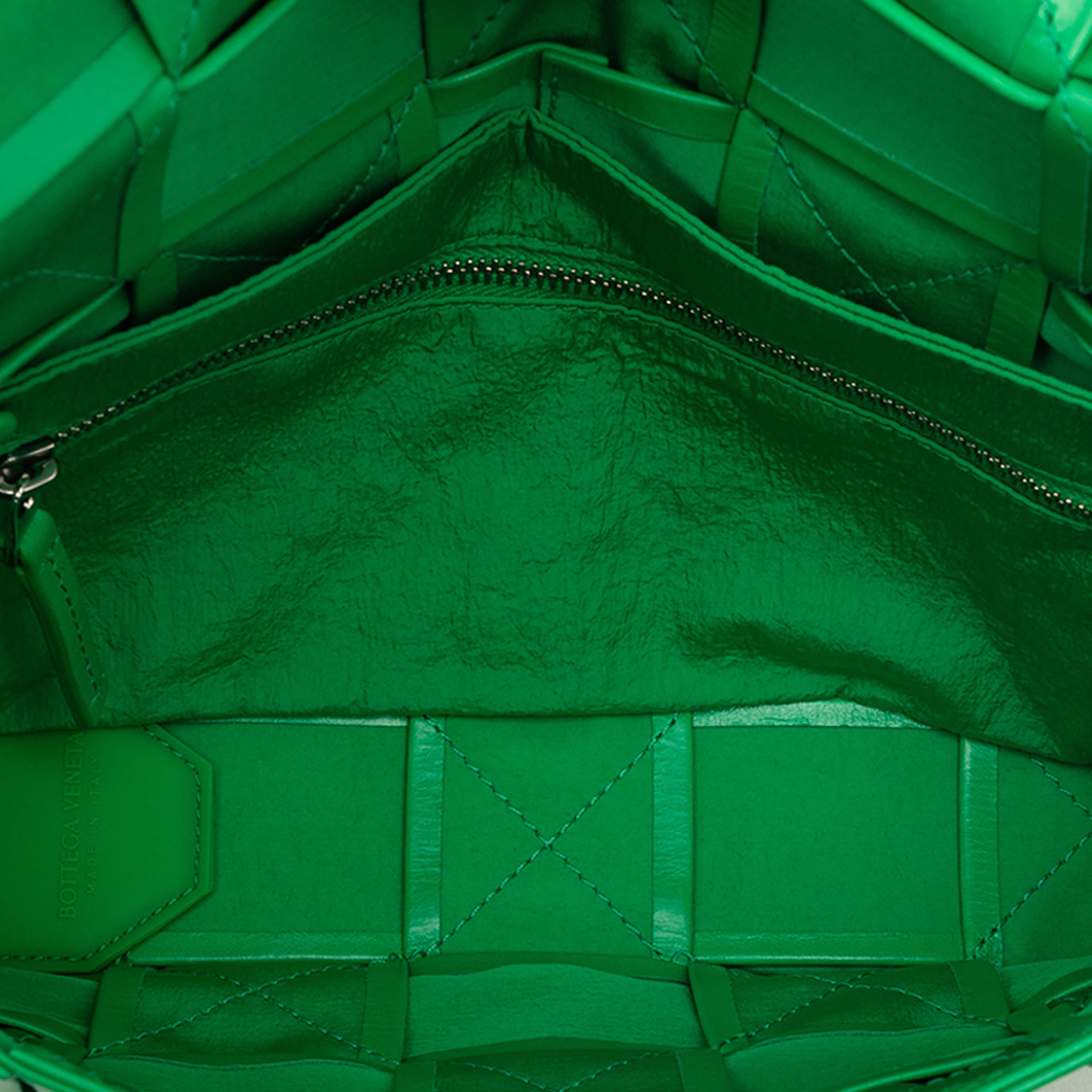 Bottega Veneta Small Paper Calfskin Intrecciato Cassette Crossbody, från Luxclusif, i färgen lime. Klicka för att öppna bilden i stort format