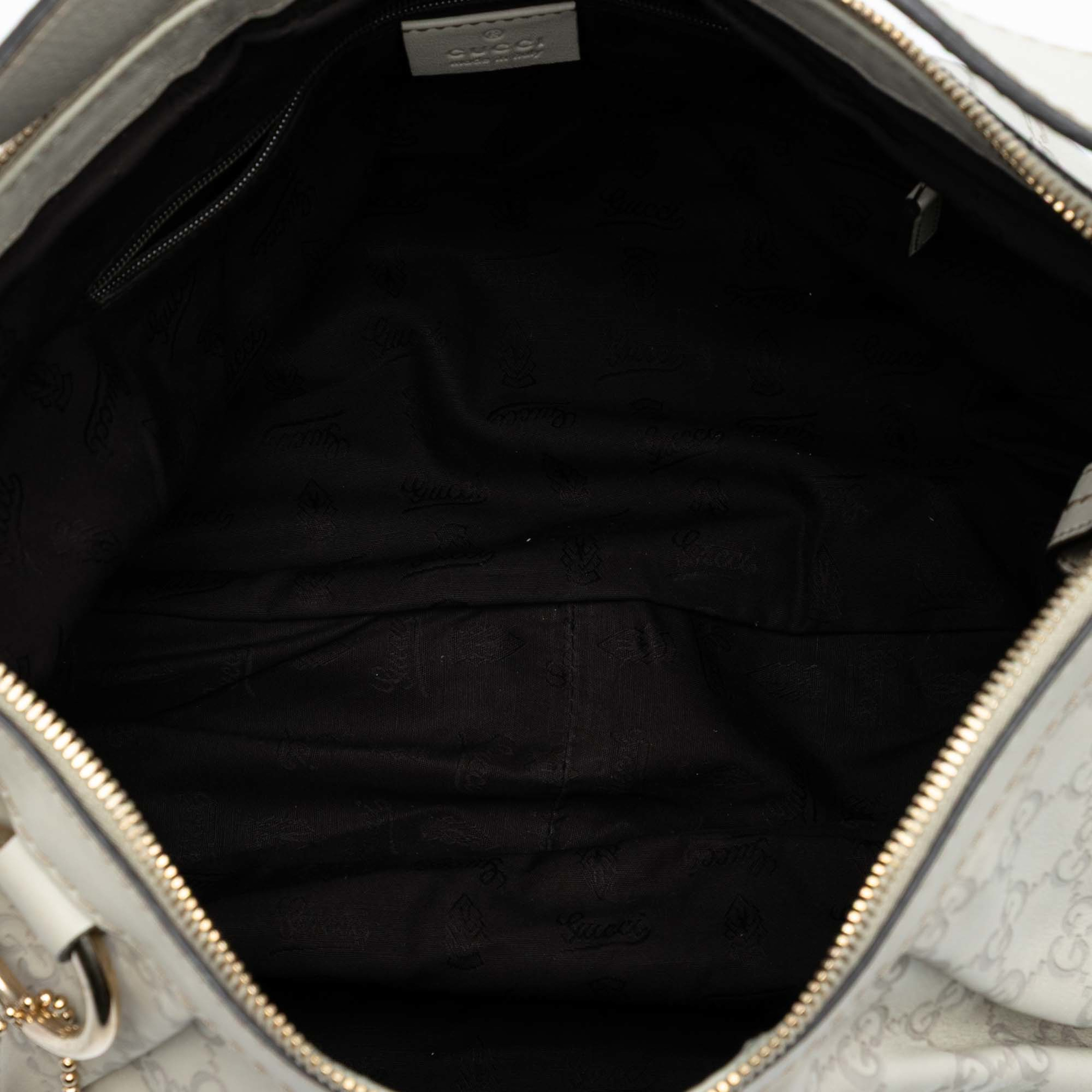 Gucci Guccissima Sukey Shoulder Bag, från Luxclusif, i färgen off white. Klicka för att öppna bilden i stort format