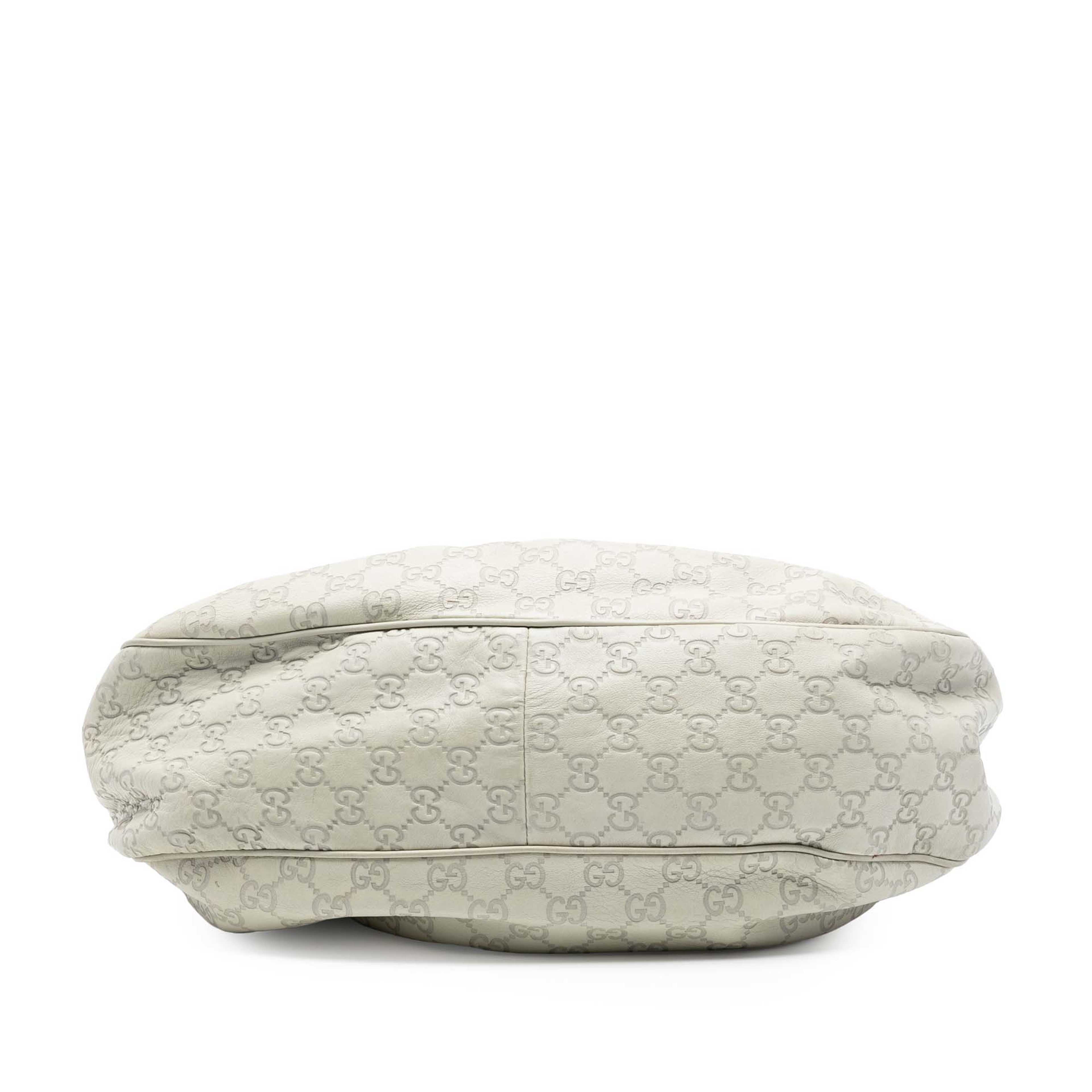 Gucci Guccissima Sukey Shoulder Bag, från Luxclusif, i färgen off white. Klicka för att öppna bilden i stort format