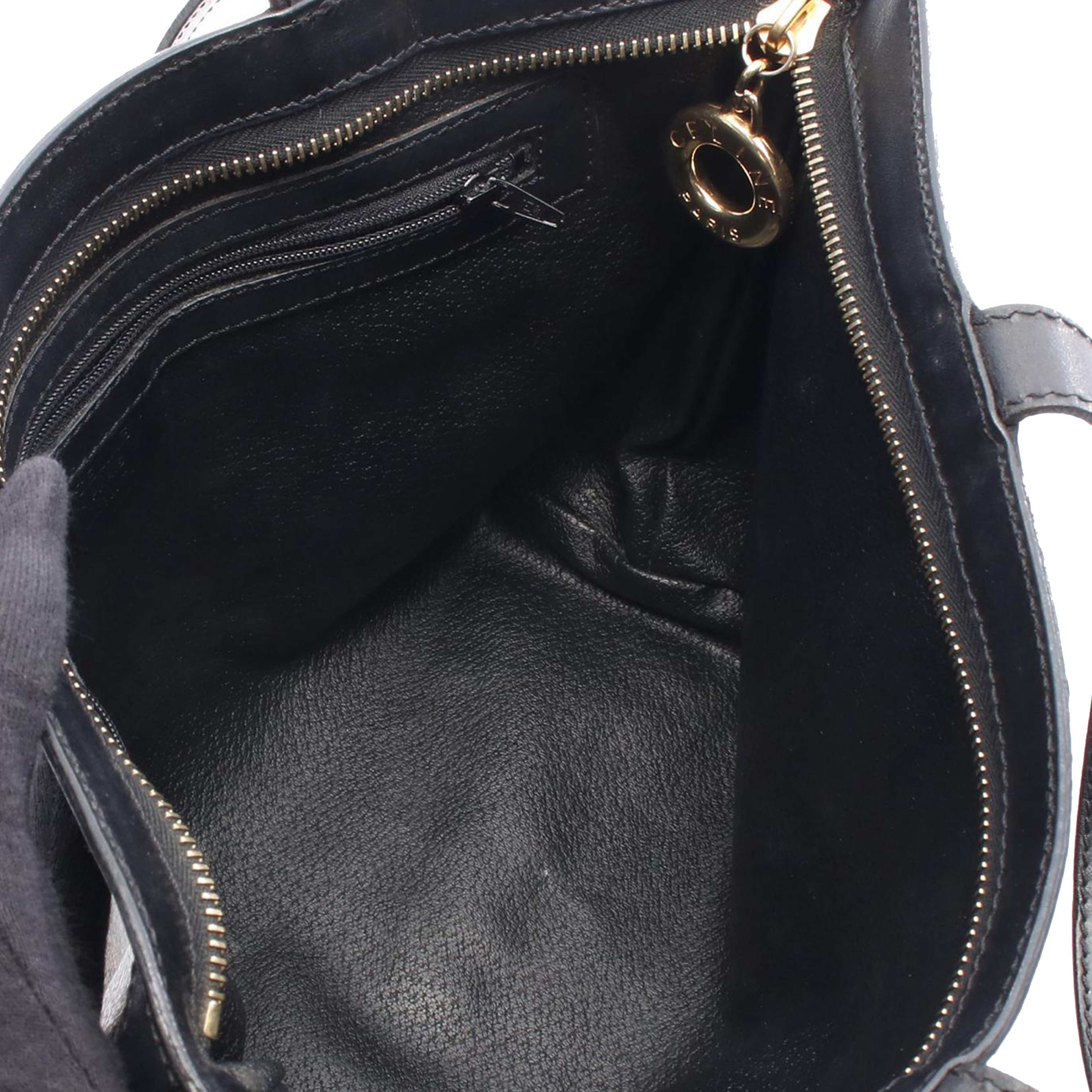 Celine Macadam Coated Canvas Handbag, från Luxclusif, i färgen black. Klicka för att öppna bilden i stort format