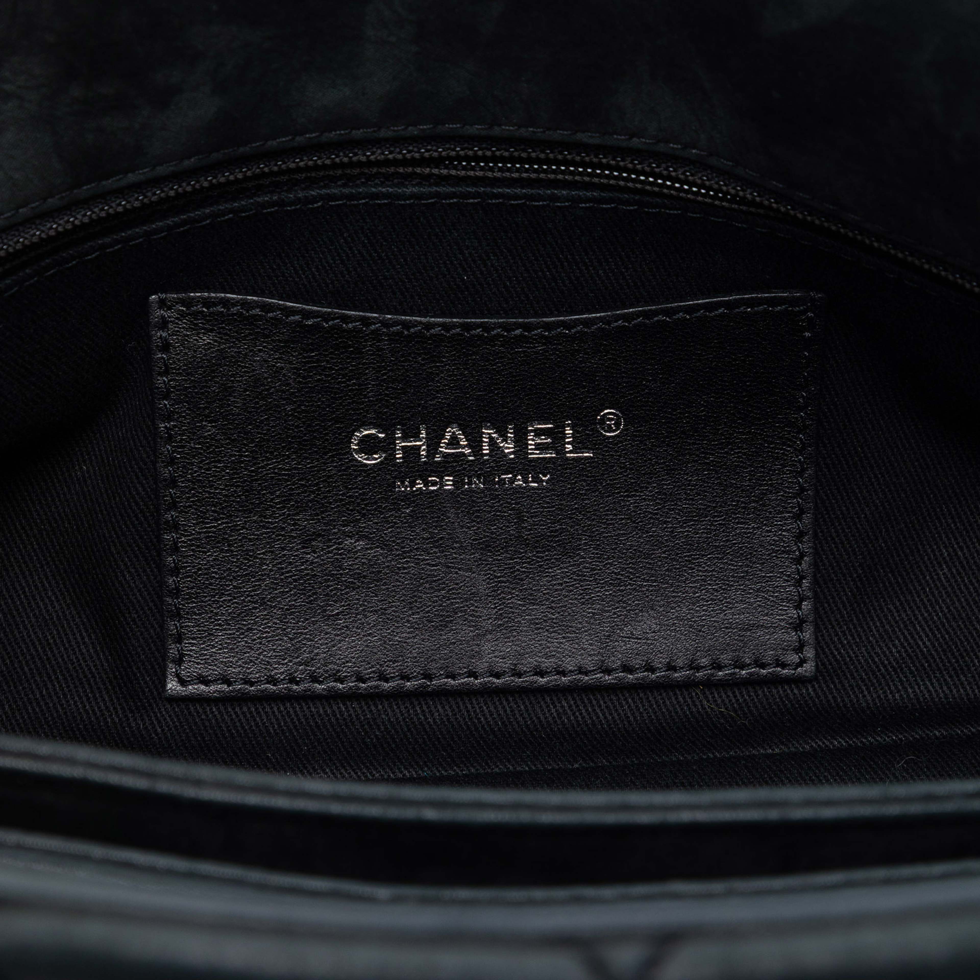 Chanel Small Calfskin Just Mademoiselle Bowling Bag, från Luxclusif, i färgen black. Klicka för att öppna bilden i stort format