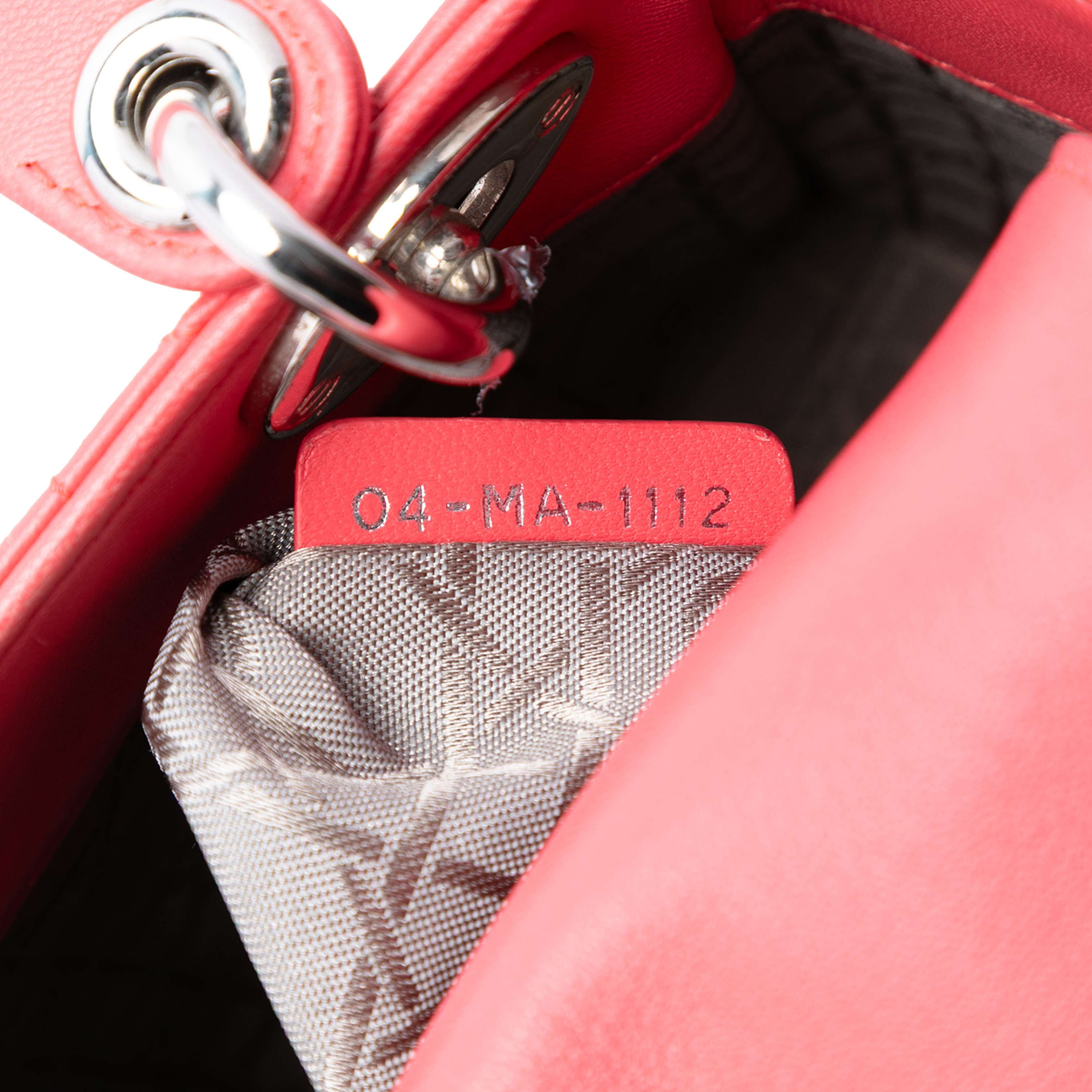 Dior Mini Lambskin Cannage Lady Dior, från Luxclusif, i färgen blush. Klicka för att öppna bilden i stort format