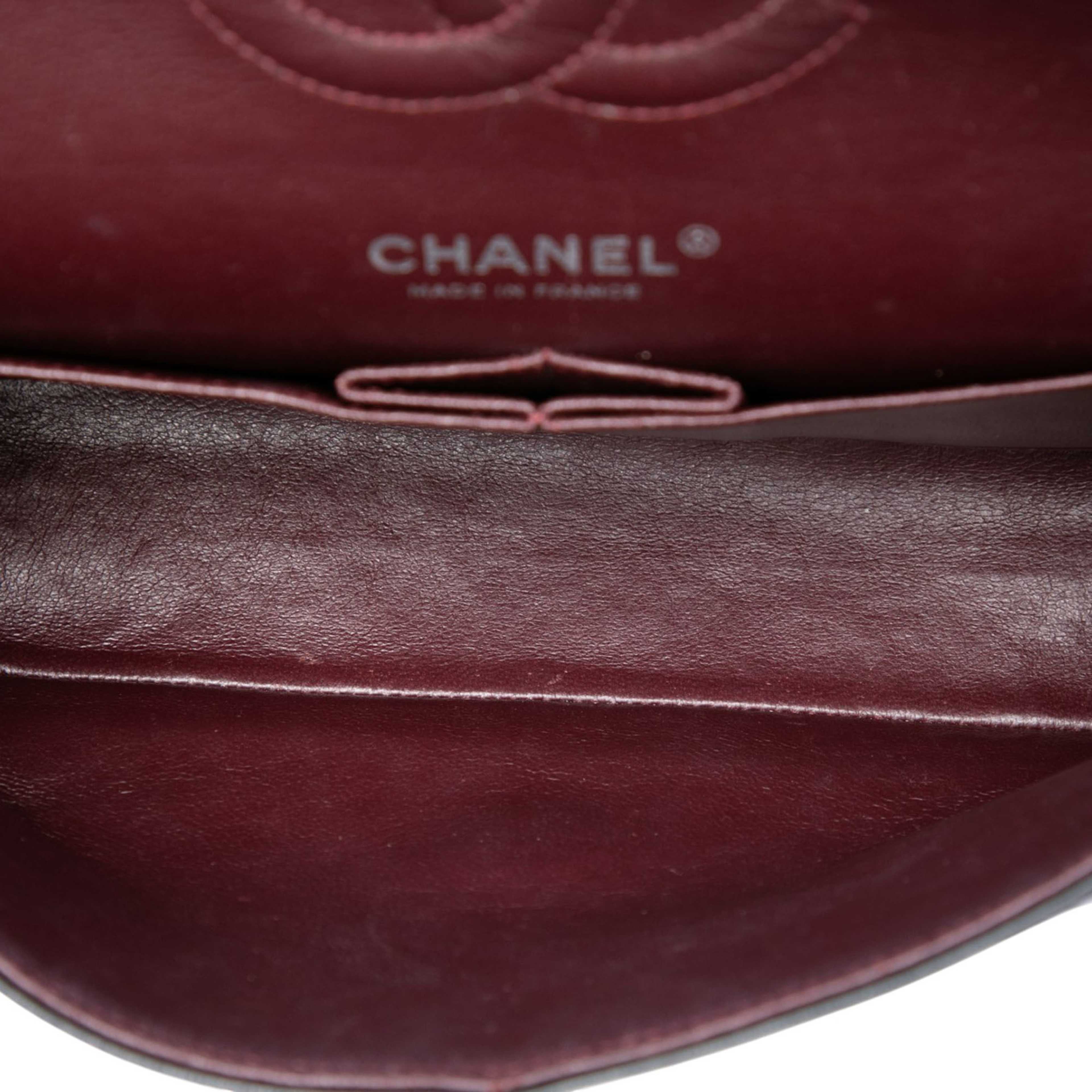 Chanel Medium Classic Lambskin Double Flap, från Luxclusif, i färgen svart. Klicka för att öppna bilden i stort format