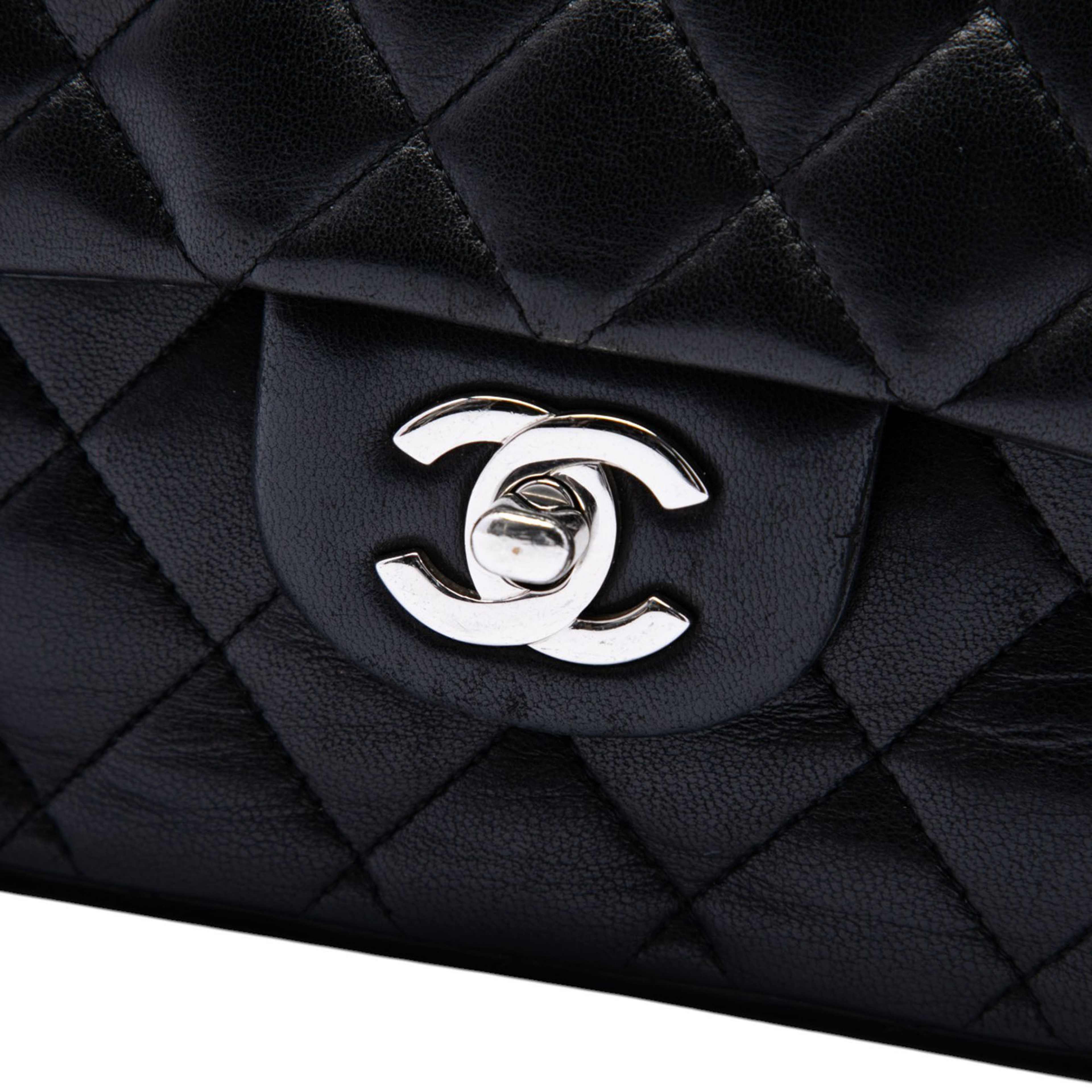 Chanel Medium Classic Lambskin Double Flap, från Luxclusif, i färgen svart. Klicka för att öppna bilden i stort format