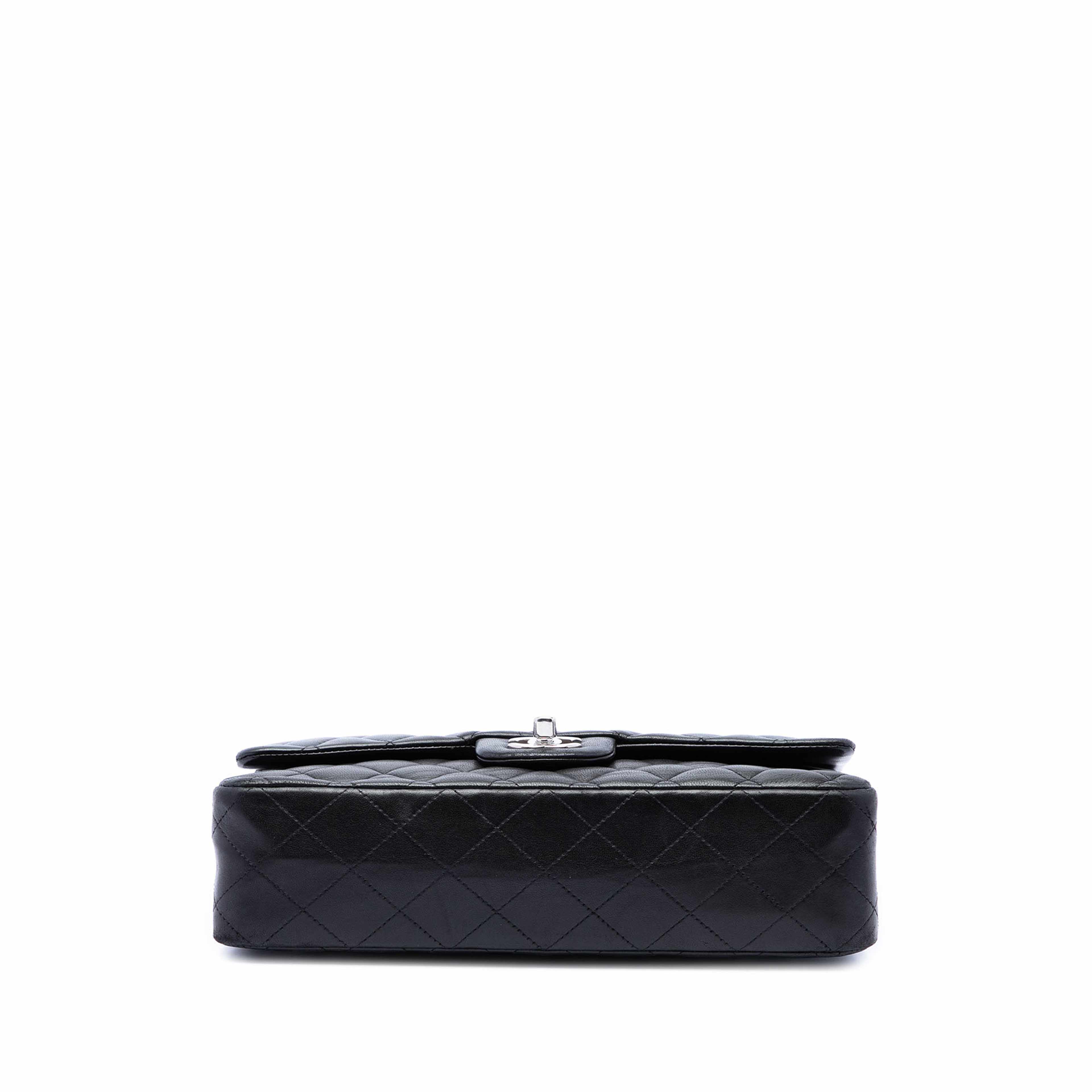 Chanel Medium Classic Lambskin Double Flap, från Luxclusif, i färgen svart. Klicka för att öppna bilden i stort format