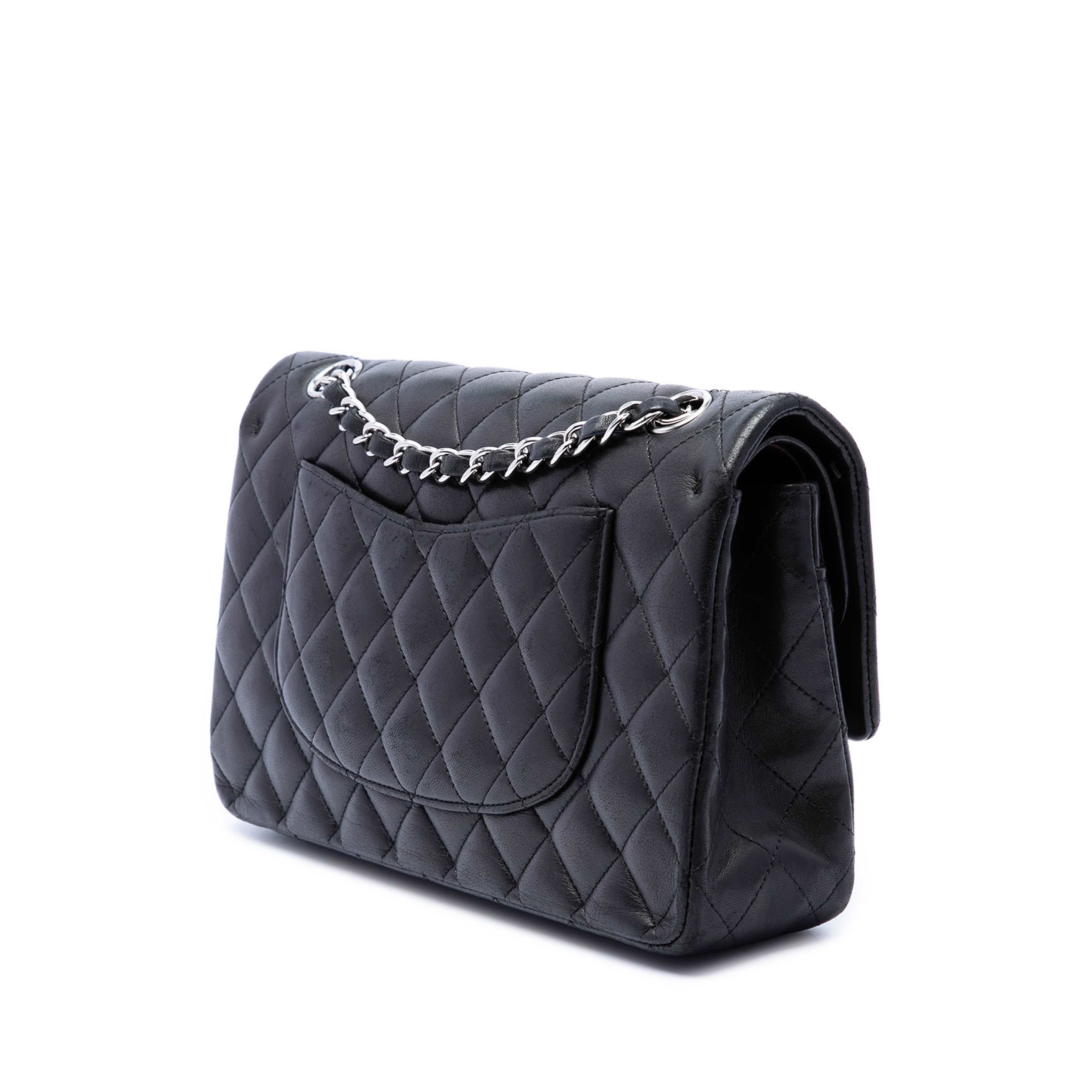 Chanel Medium Classic Lambskin Double Flap, från Luxclusif, i färgen svart. Klicka för att öppna bilden i stort format