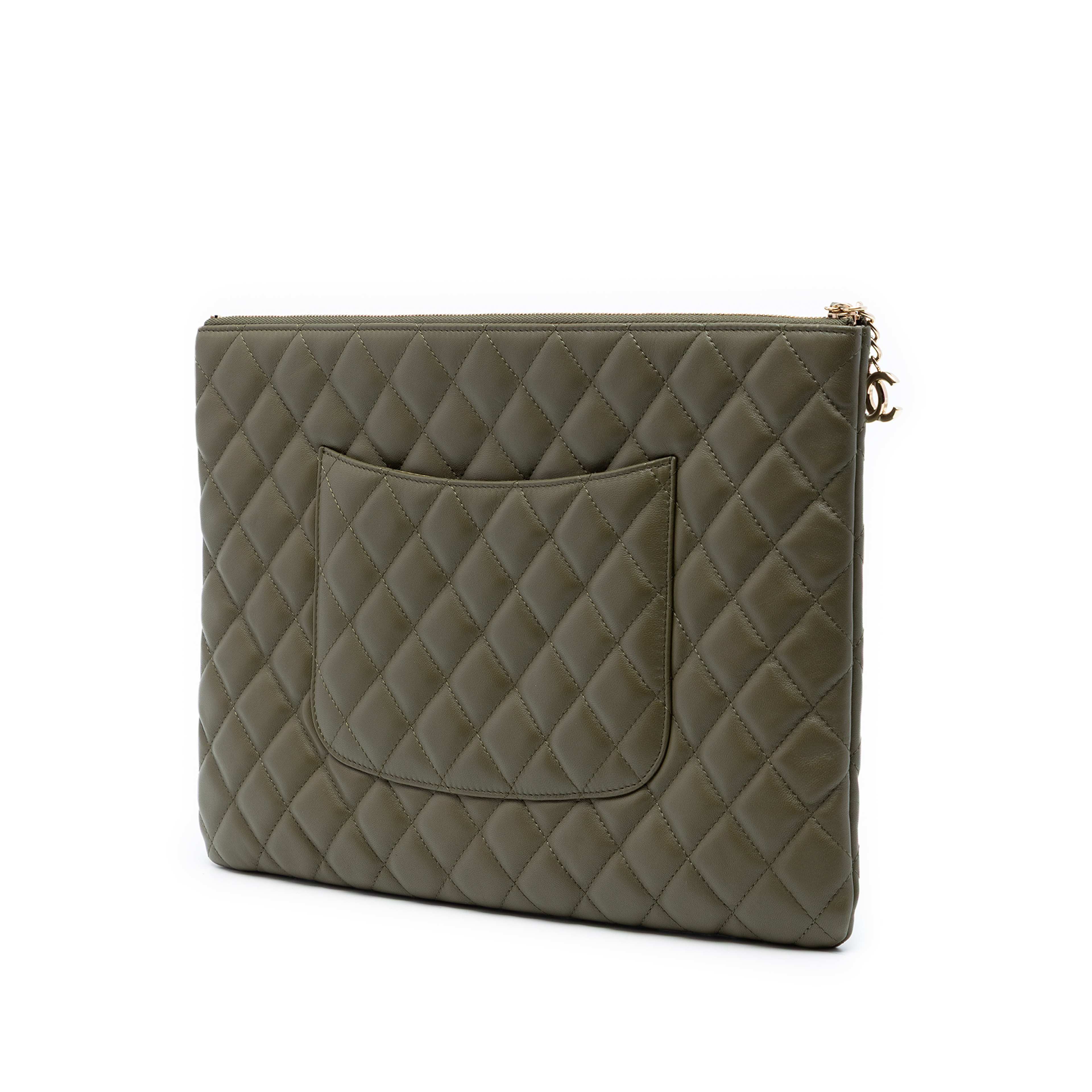 Chanel Large Quilted Lambskin Cuba La Habana O Case Clutch, från Luxclusif, i färgen grön. Klicka för att öppna bilden i stort format