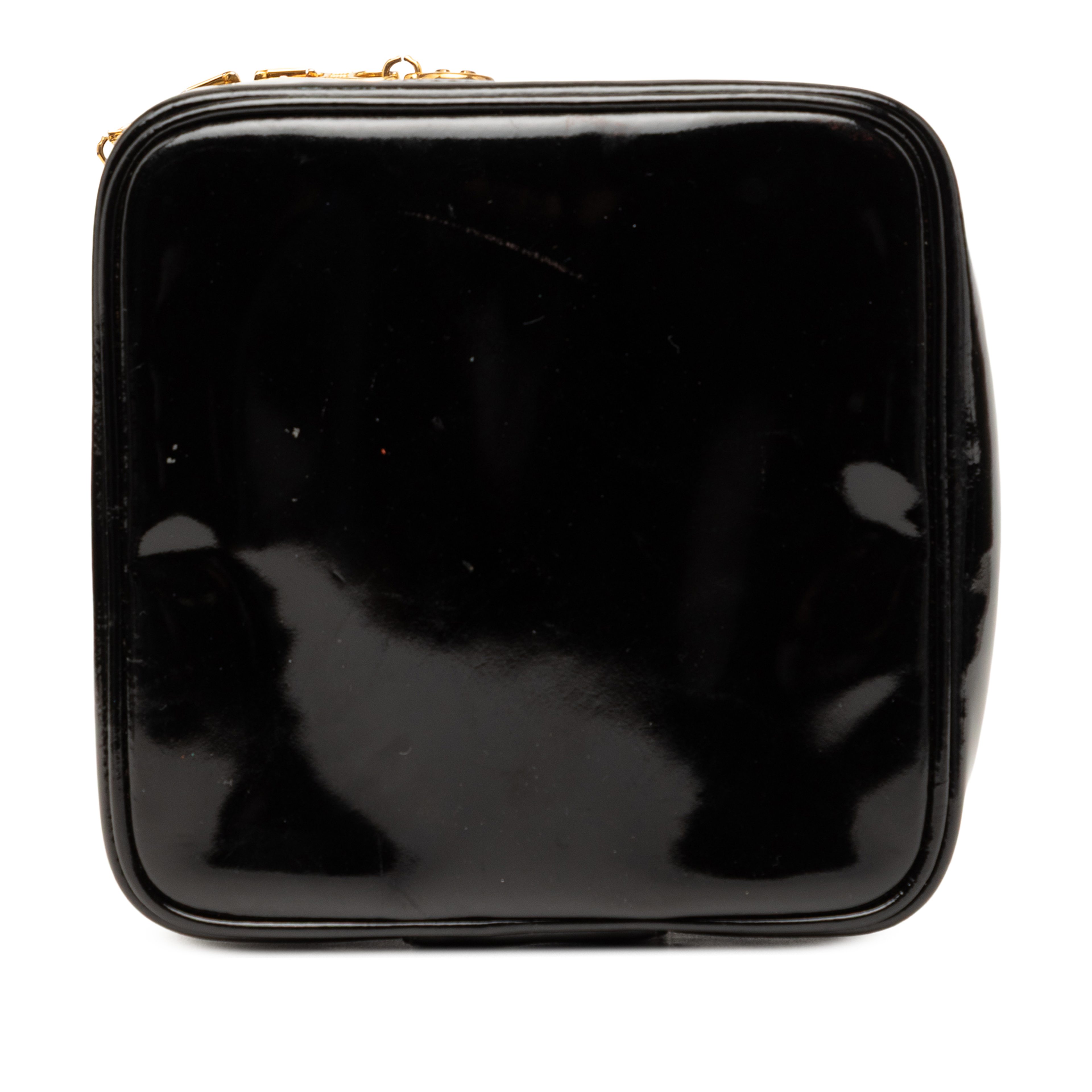 Chanel Cc Patent Vanity Bag, från Luxclusif, i färgen svart. Klicka för att öppna bilden i stort format