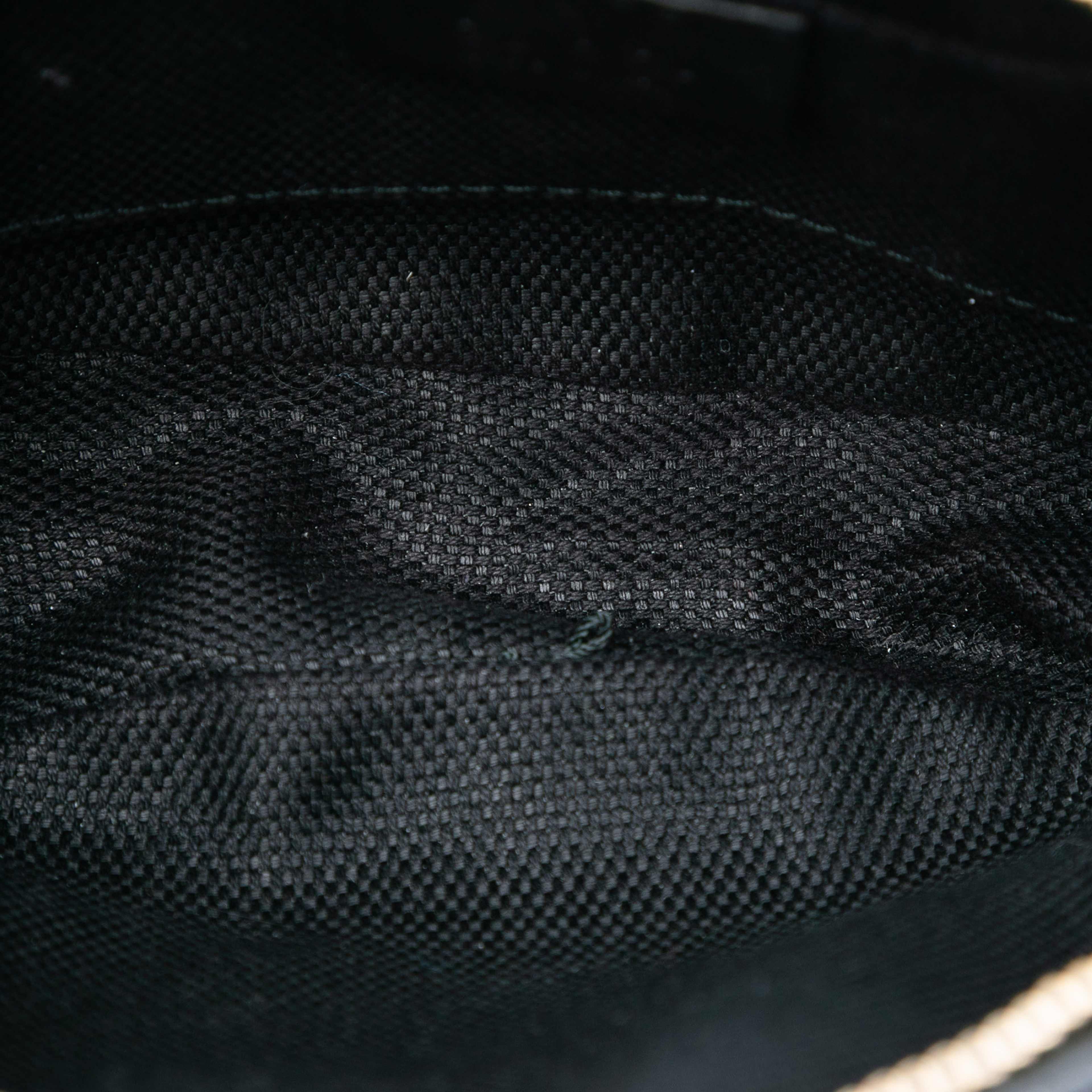 Gucci Mini Patent Soho Chain Bag, från Luxclusif, i färgen black. Klicka för att öppna bilden i stort format