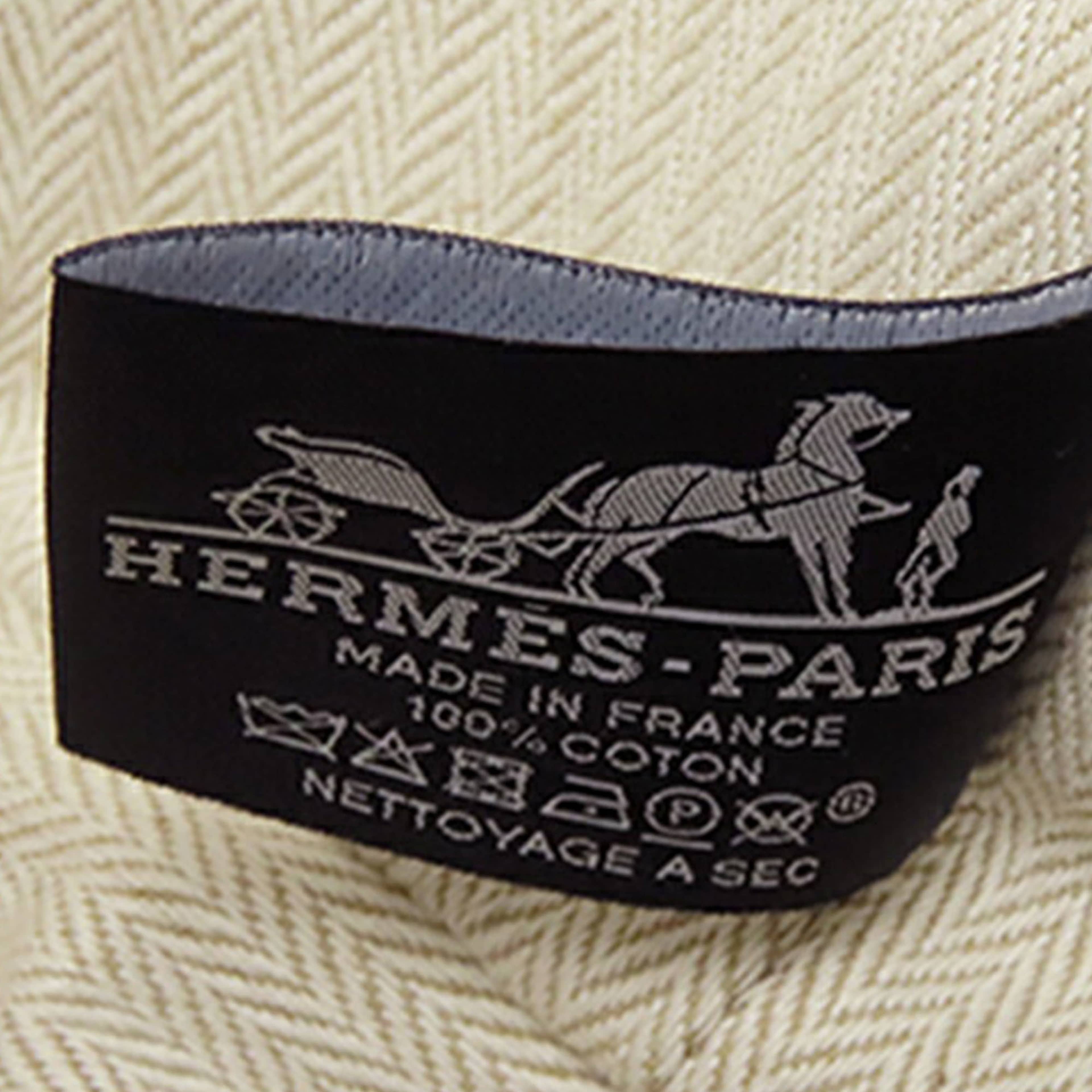 Hermès Small Toile Bride A Brac Case, från Luxclusif, i färgen dark blue. Klicka för att öppna bilden i stort format