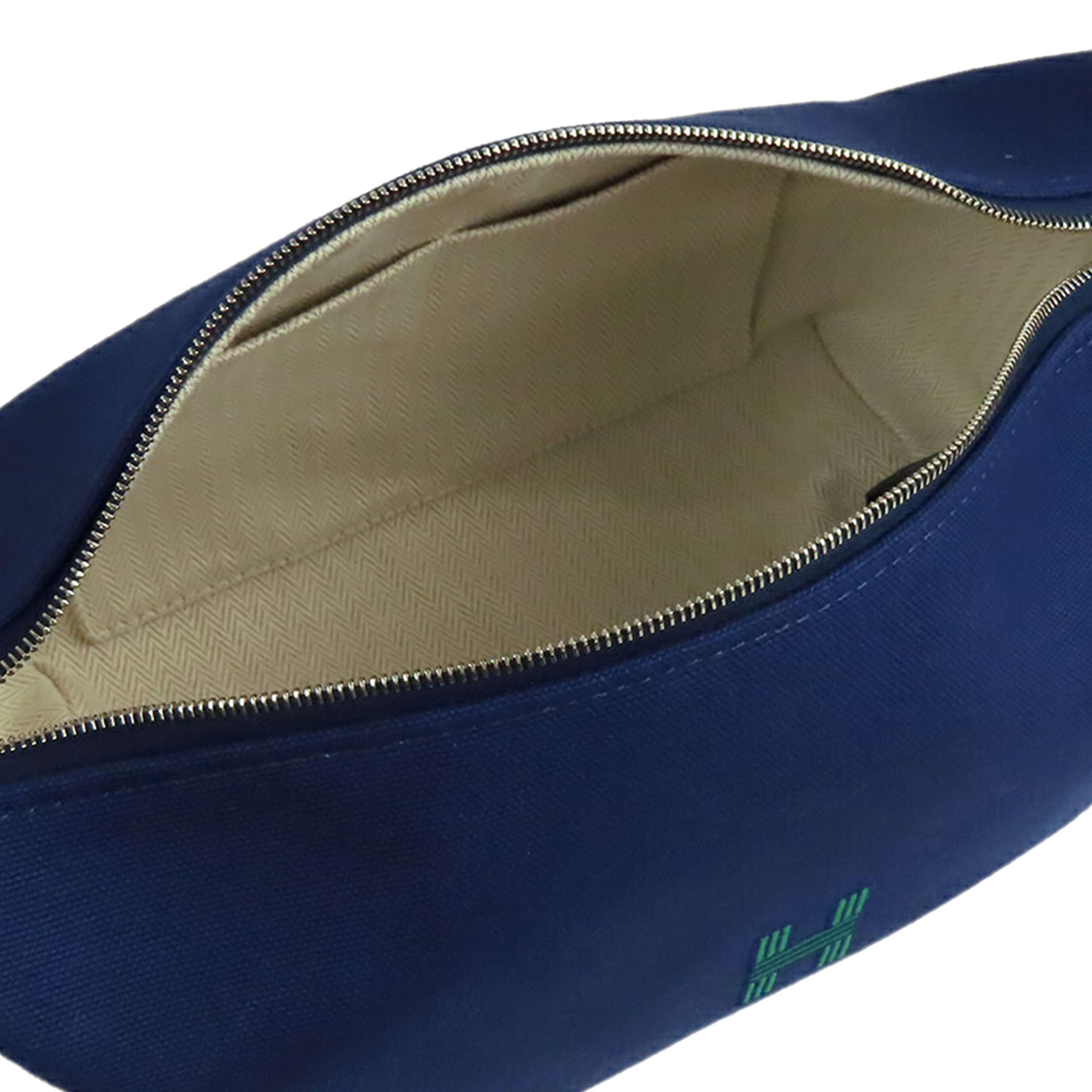 Hermès Small Toile Bride A Brac Case, från Luxclusif, i färgen dark blue. Klicka för att öppna bilden i stort format