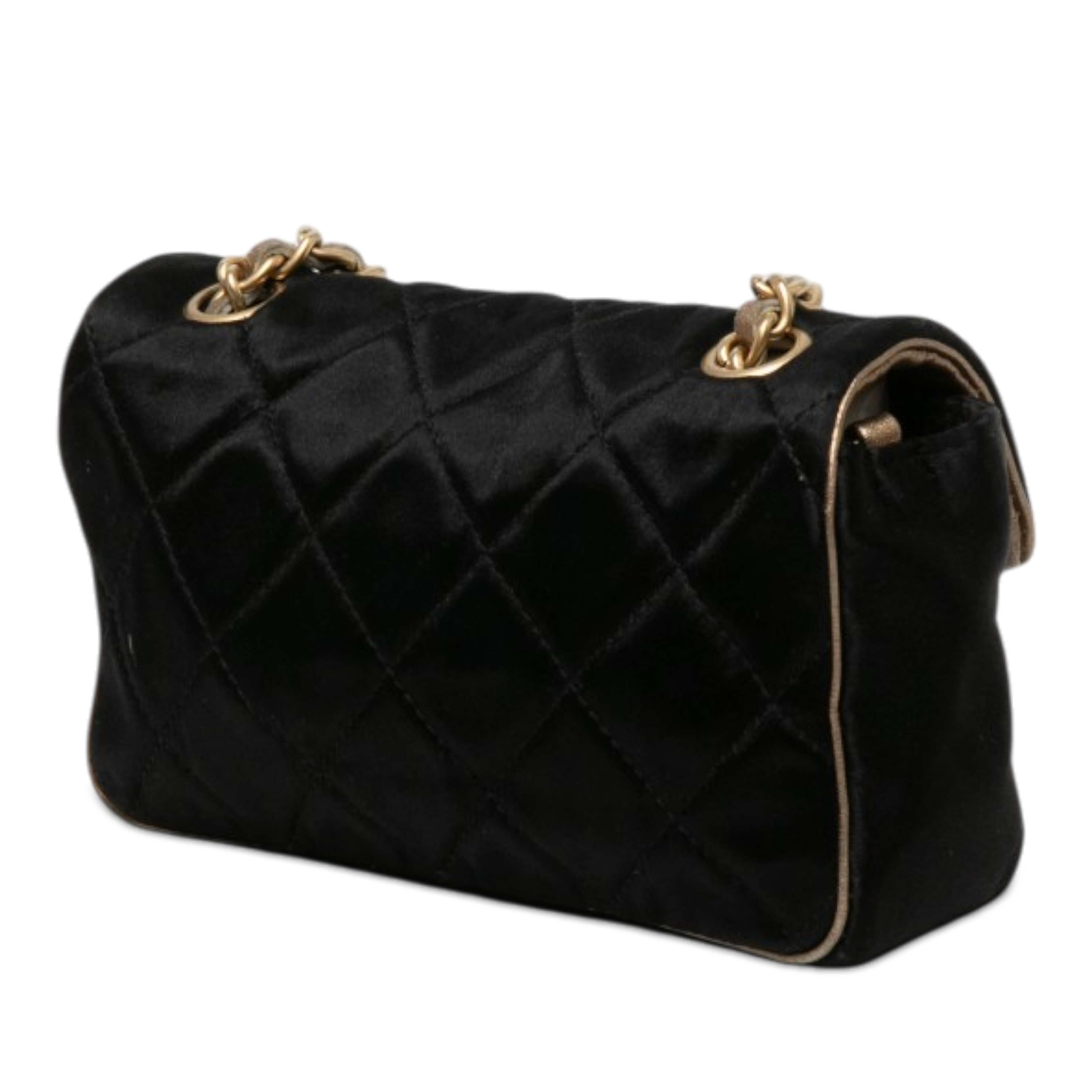 Chanel Extra Mini Quilted Satin Flap, från Luxclusif, i färgen svart. Klicka för att öppna bilden i stort format