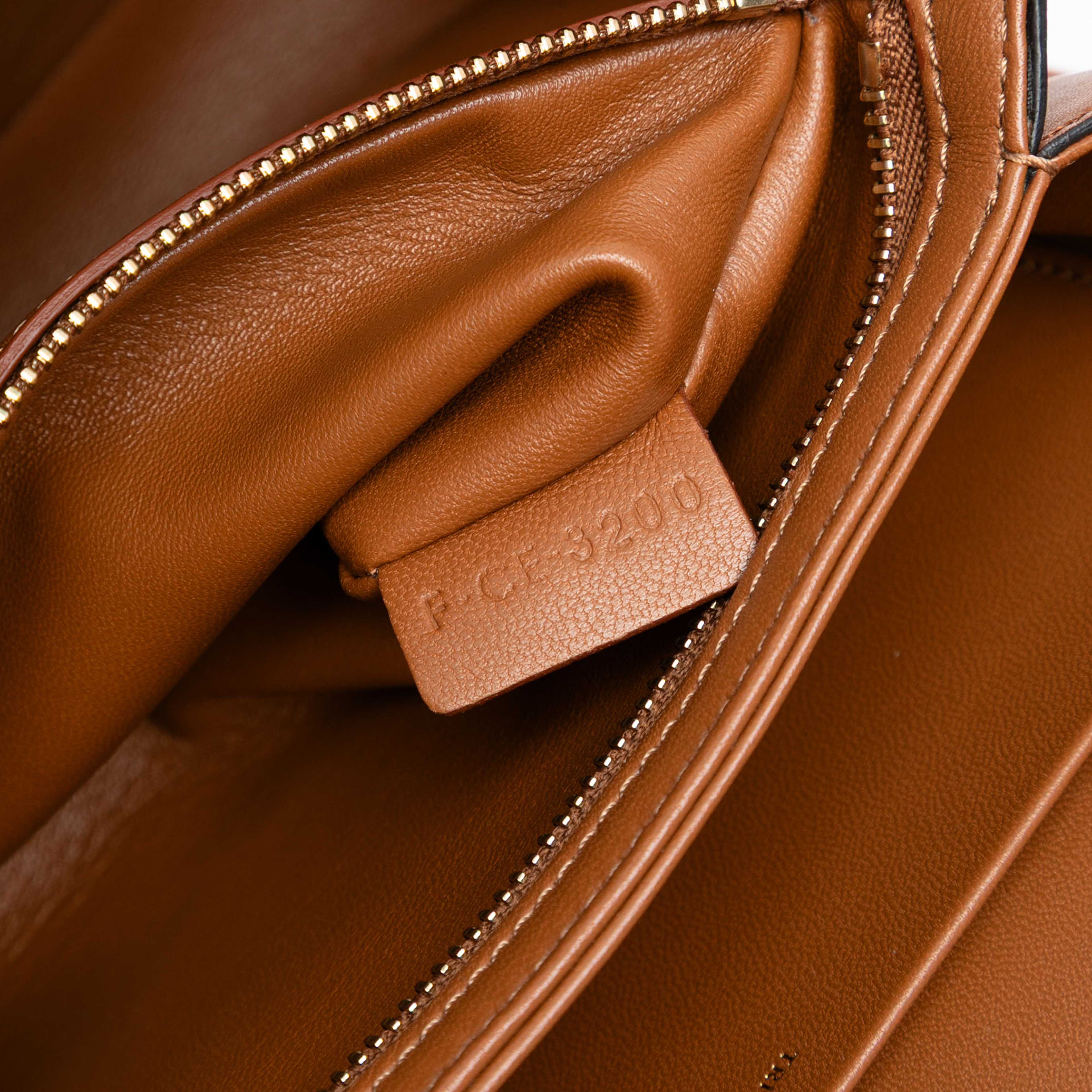 Celine Classique Canvas And Calfskin Triomphe Crossbody, från Luxclusif, i färgen beige. Klicka för att öppna bilden i stort format