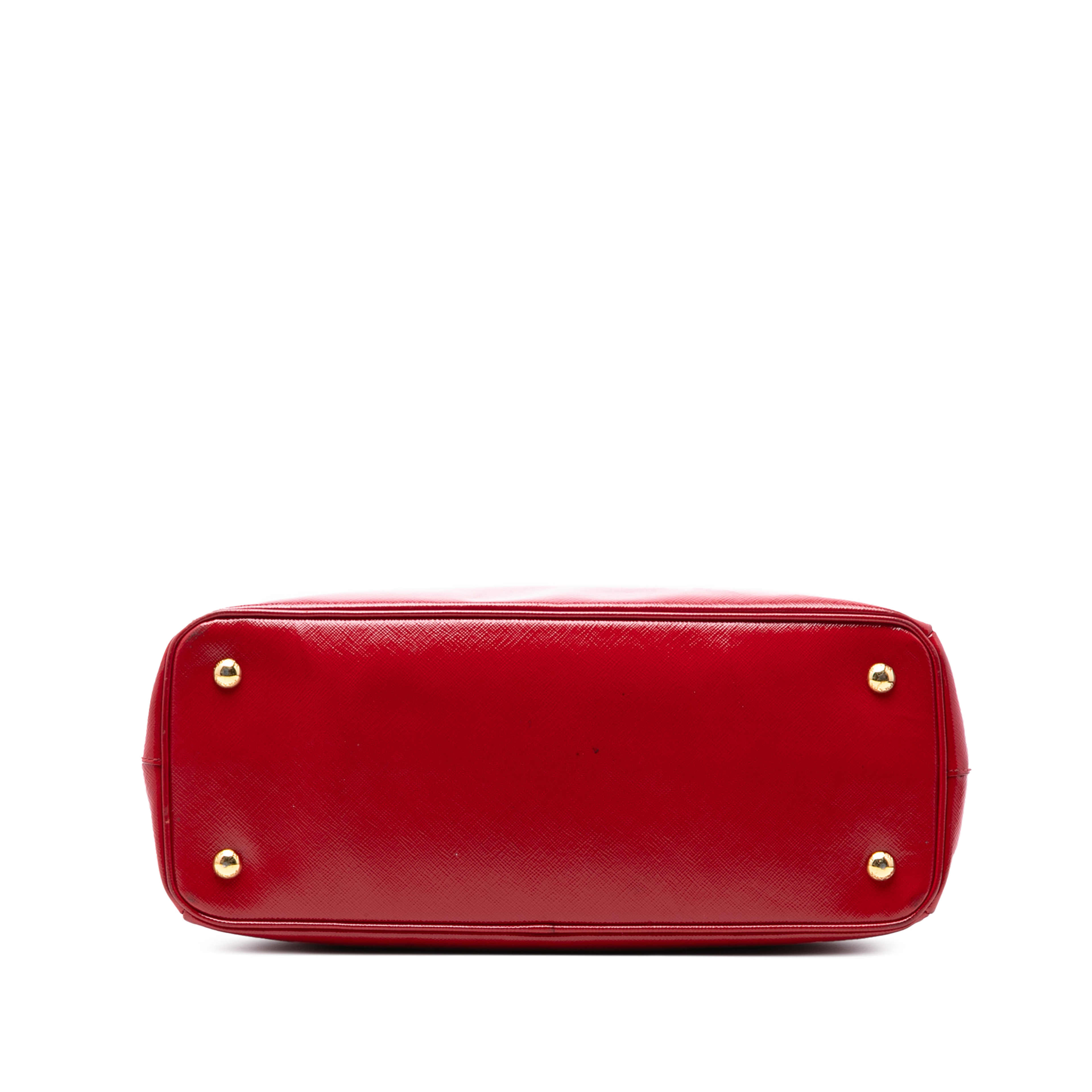 Prada Large Saffiano Vernice Galleria Satchel, från Luxclusif, i färgen röd. Klicka för att öppna bilden i stort format