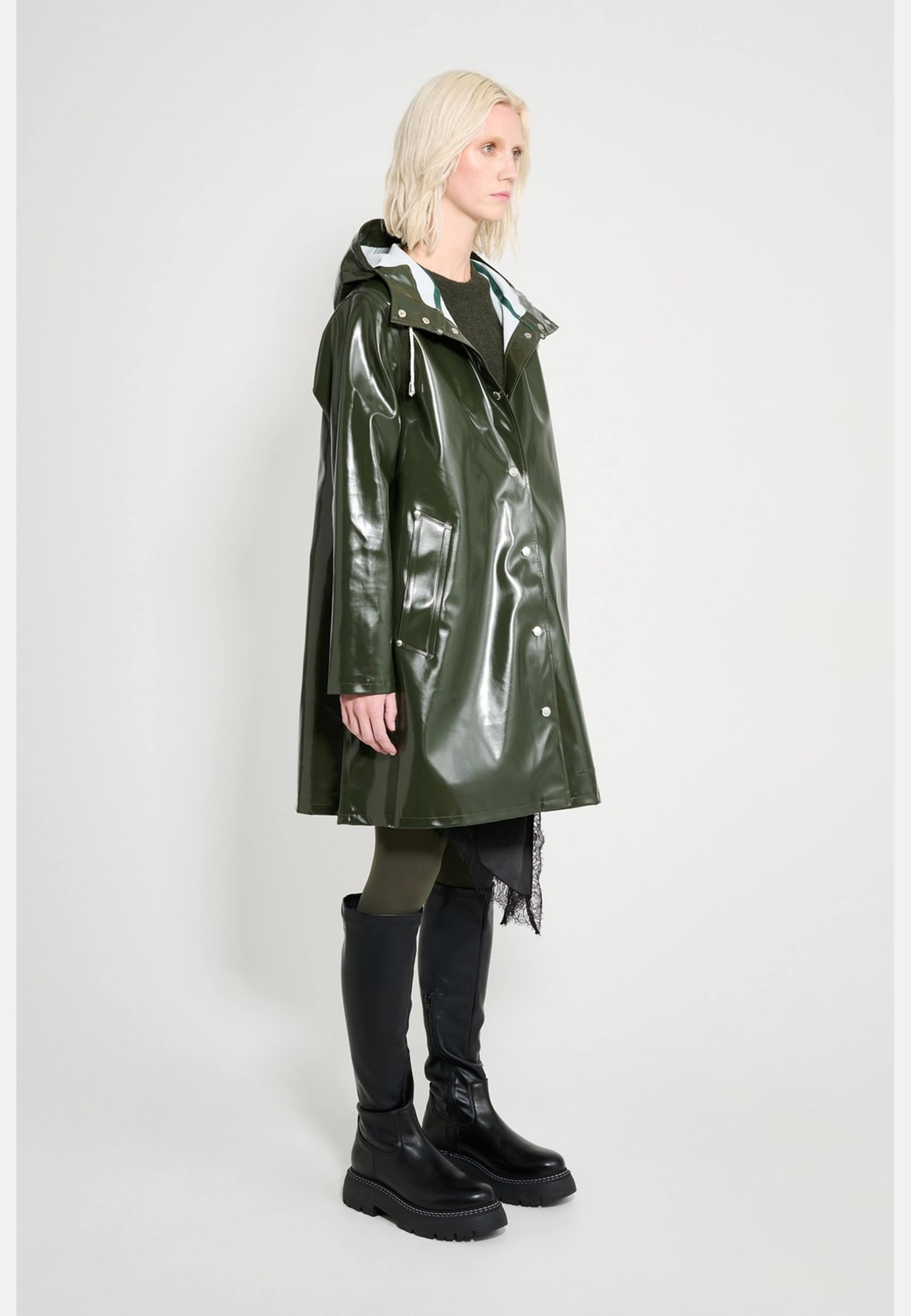Mosebacke Opal Raincoat, från Stutterheim, i färgen green. Klicka för att öppna bilden i stort format