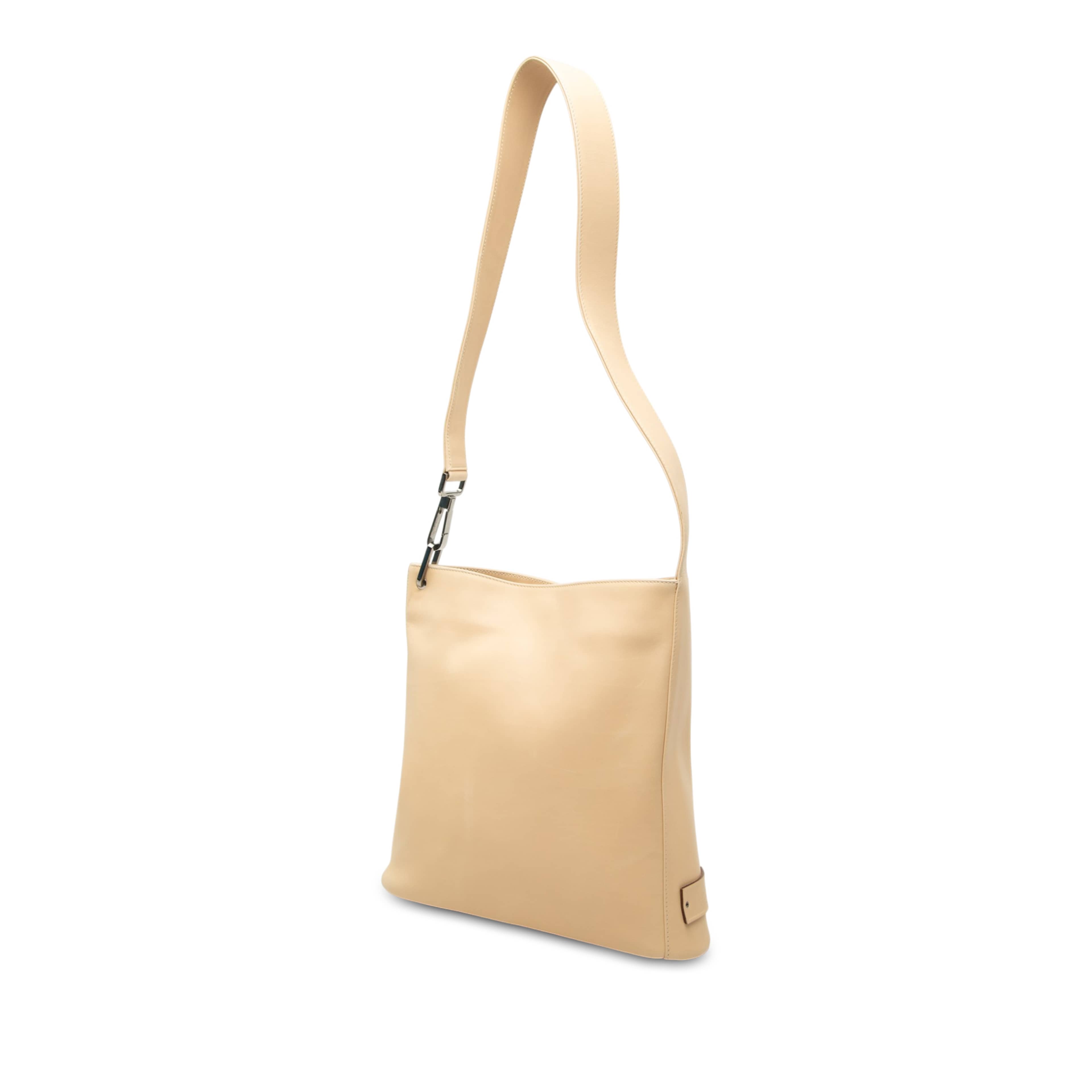 Gucci Calfskin Shoulder Bag, från Luxclusif, i färgen beige. Klicka för att öppna bilden i stort format