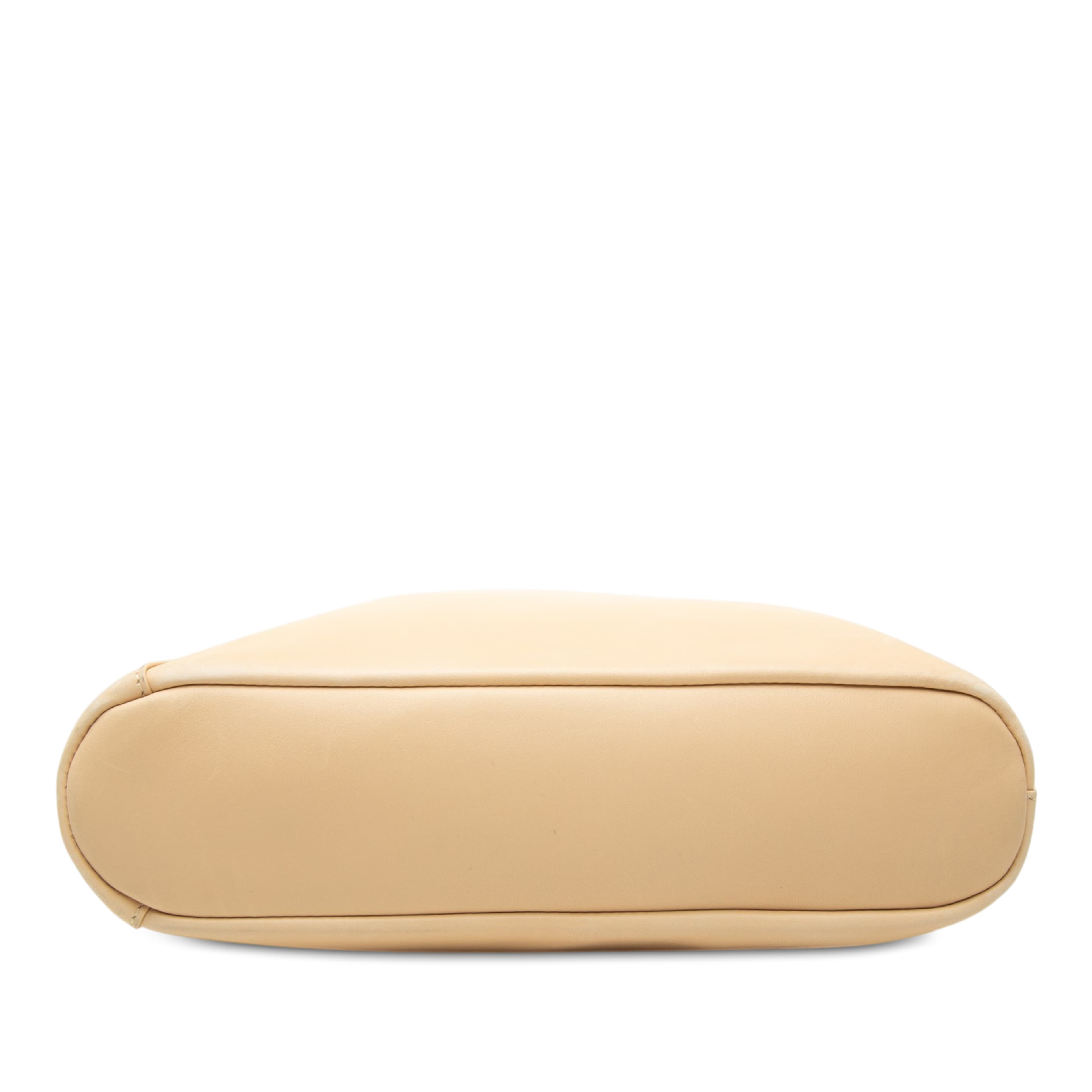 Gucci Calfskin Shoulder Bag, från Luxclusif, i färgen beige. Klicka för att öppna bilden i stort format