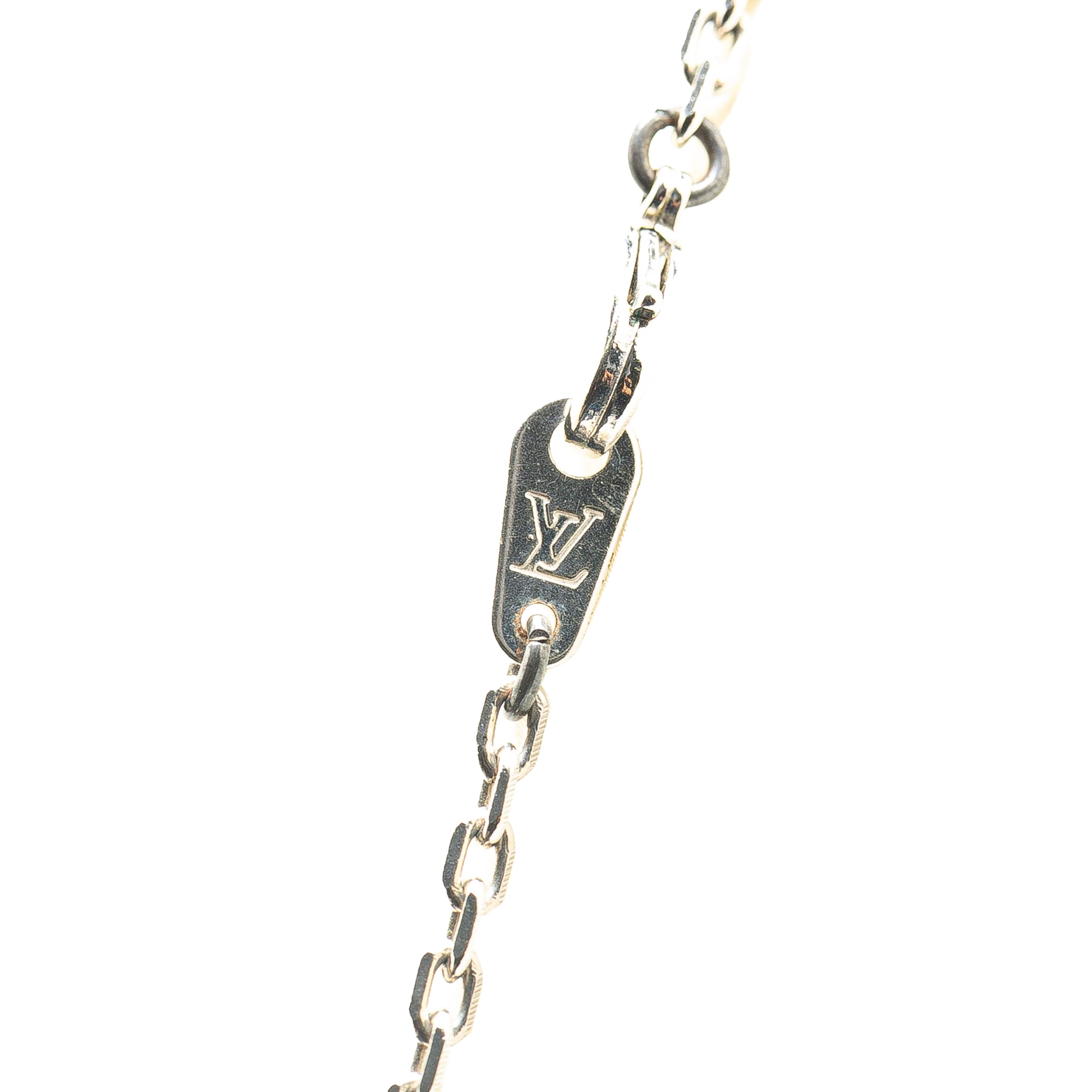 Louis Vuitton Silver Collier Dandy Necklace, från Luxclusif, i färgen silver.