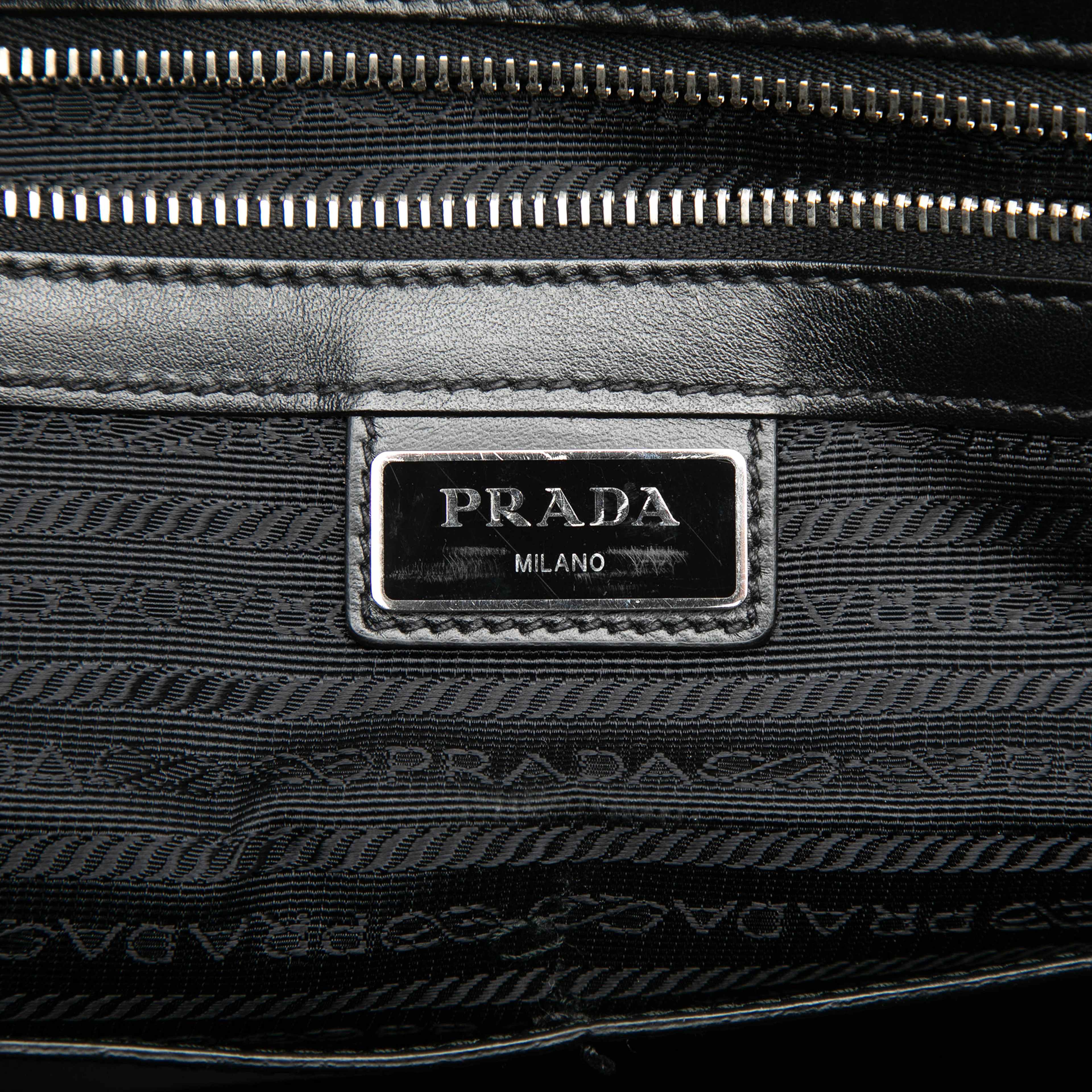 Prada Saffiano Business Bag, från Luxclusif, i färgen black. Klicka för att öppna bilden i stort format