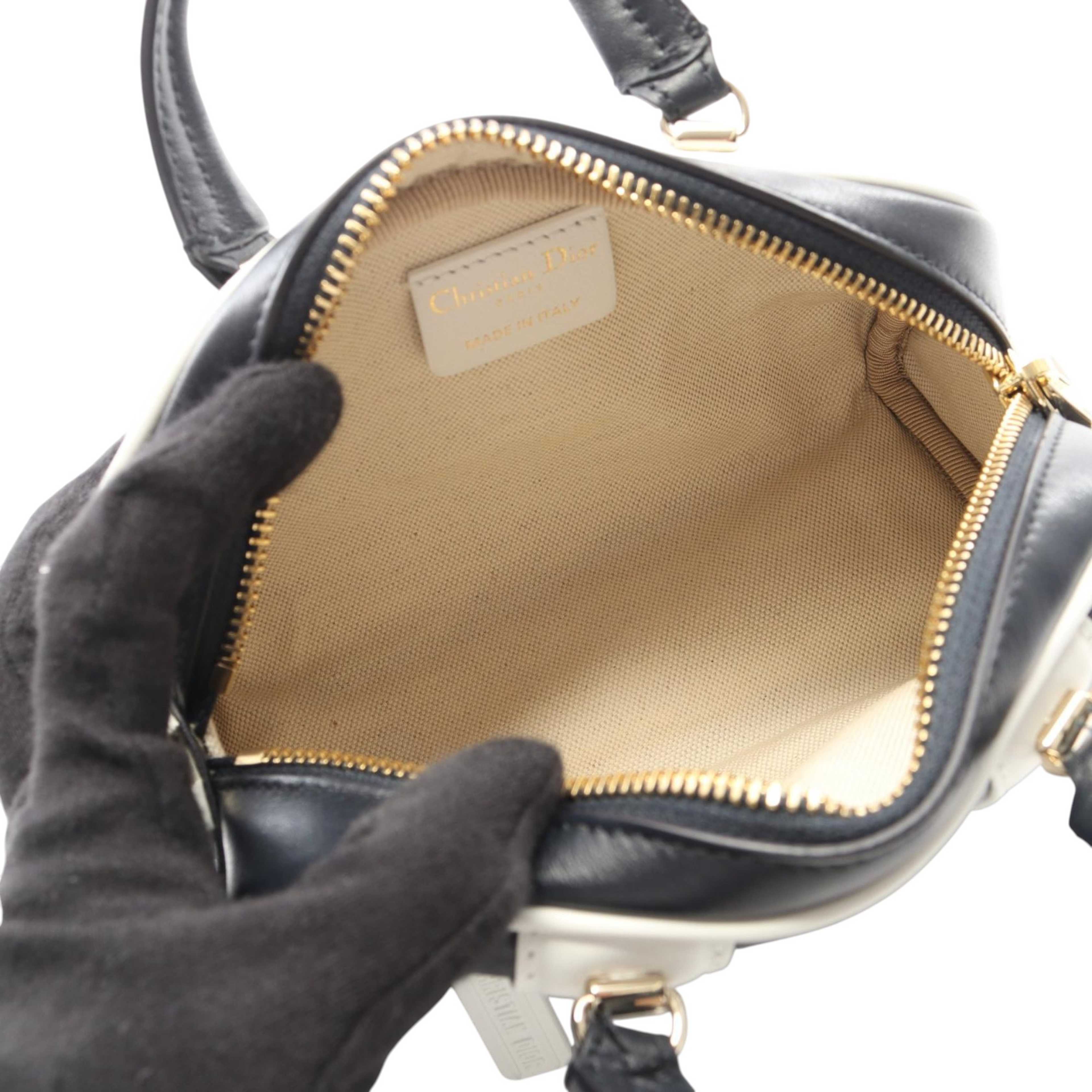 Dior Mini Leather Vibe Bowling Bag, från Luxclusif, i färgen black. Klicka för att öppna bilden i stort format