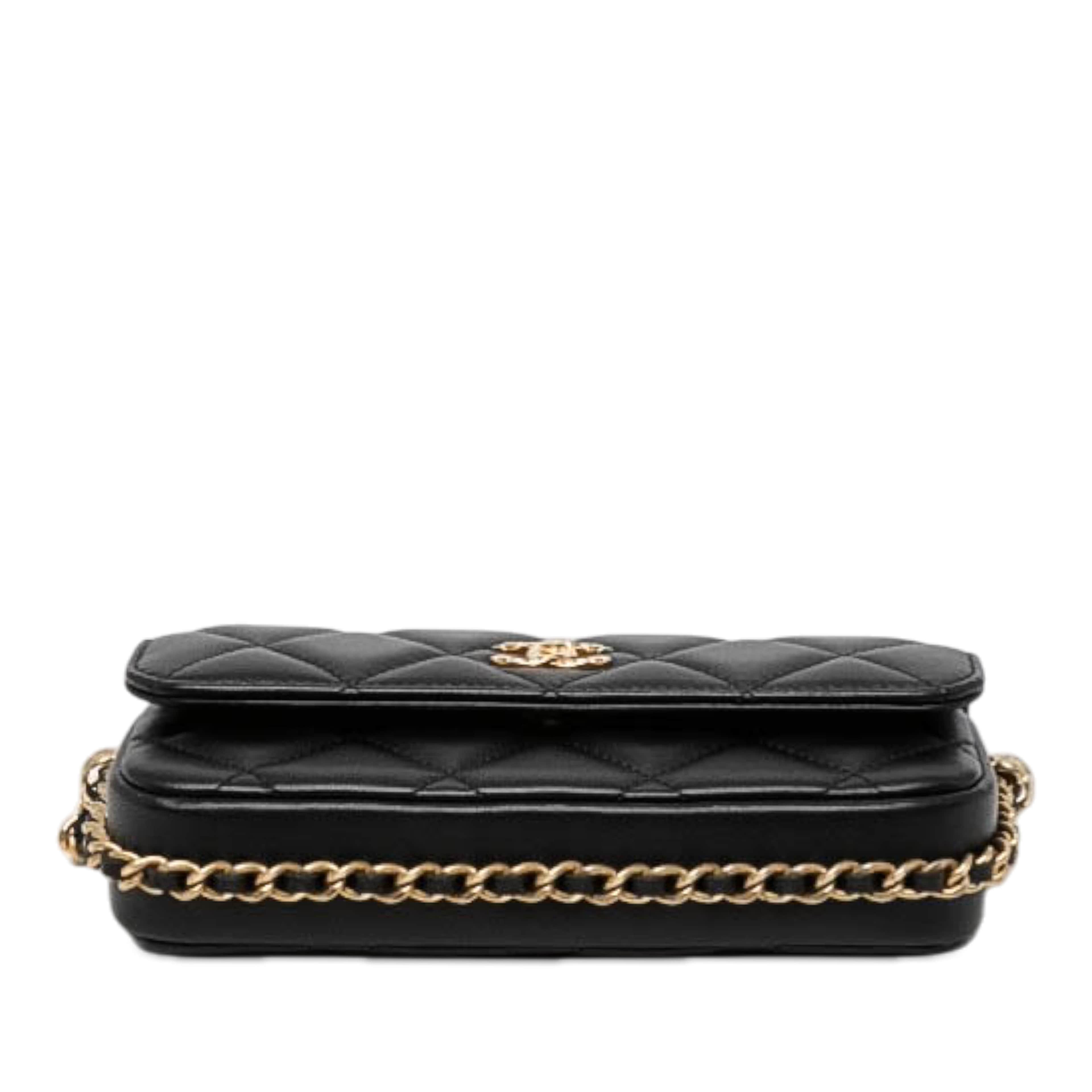 Chanel Cc Quilted Lambskin Flap Phone Holder With Chain, från Luxclusif, i färgen svart. Klicka för att öppna bilden i stort format