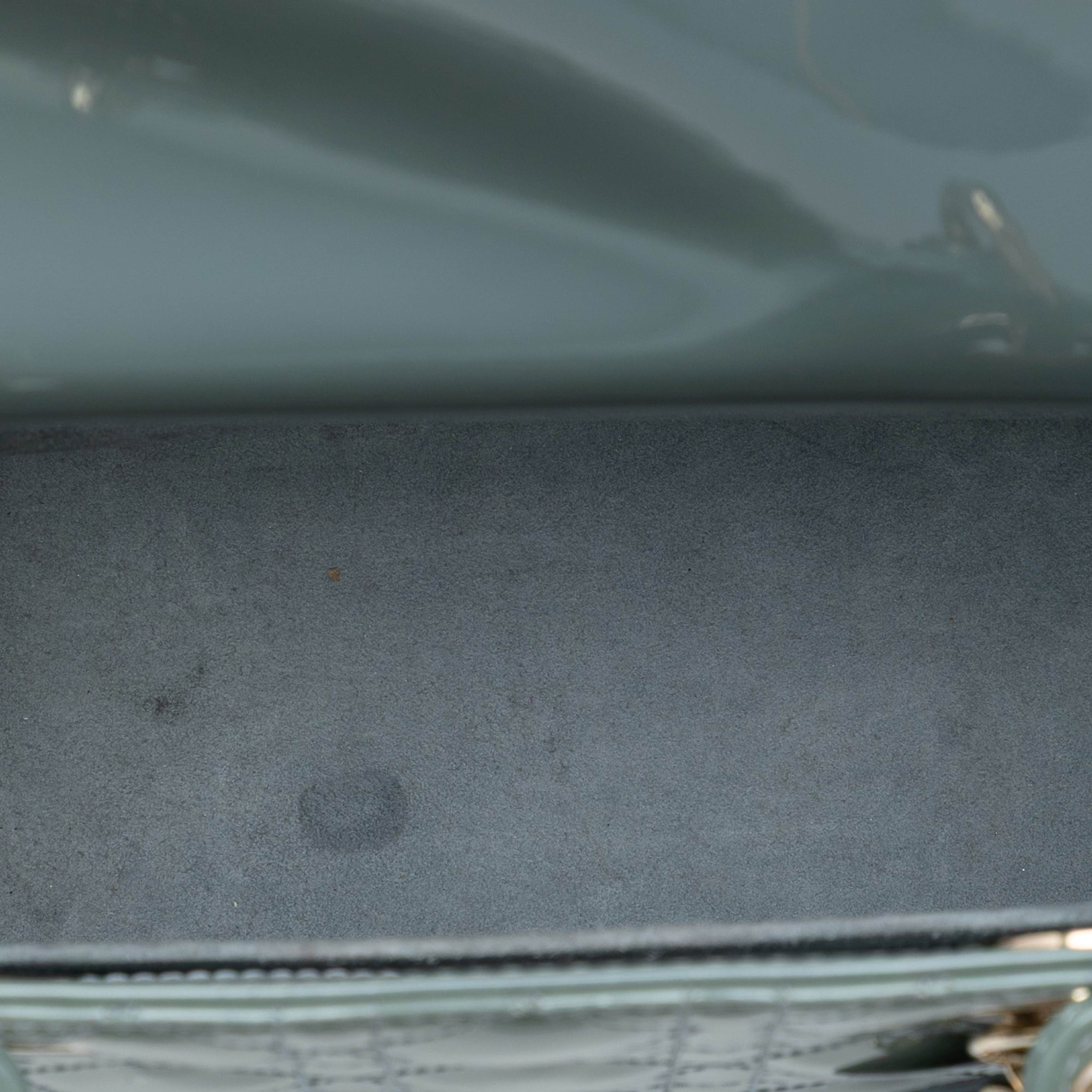 Dior Medium Patent Cannage Lady Dior, från Luxclusif, i färgen light blue. Klicka för att öppna bilden i stort format