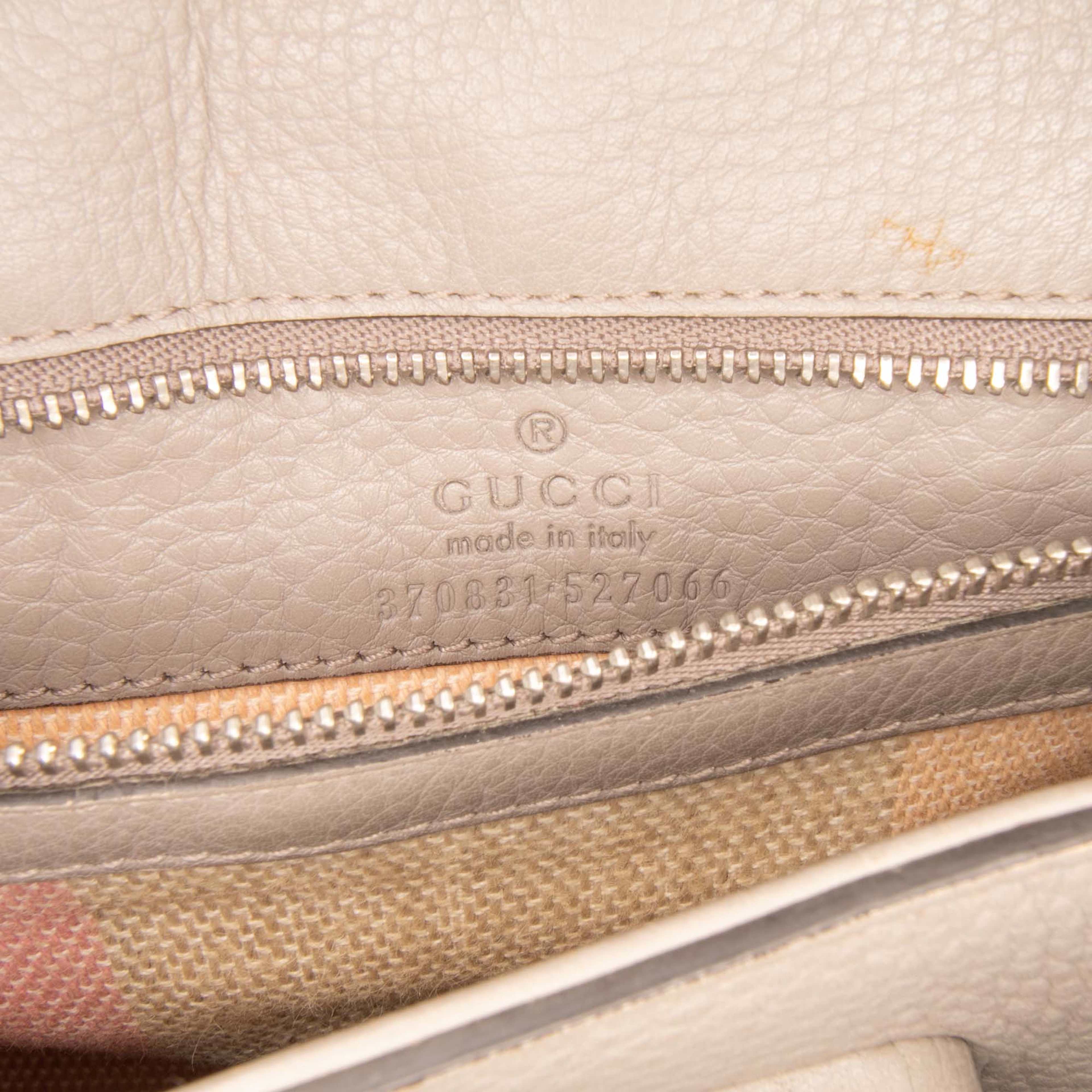 Gucci Small Leather Bamboo Daily Satchel, från Luxclusif, i färgen taupe. Klicka för att öppna bilden i stort format