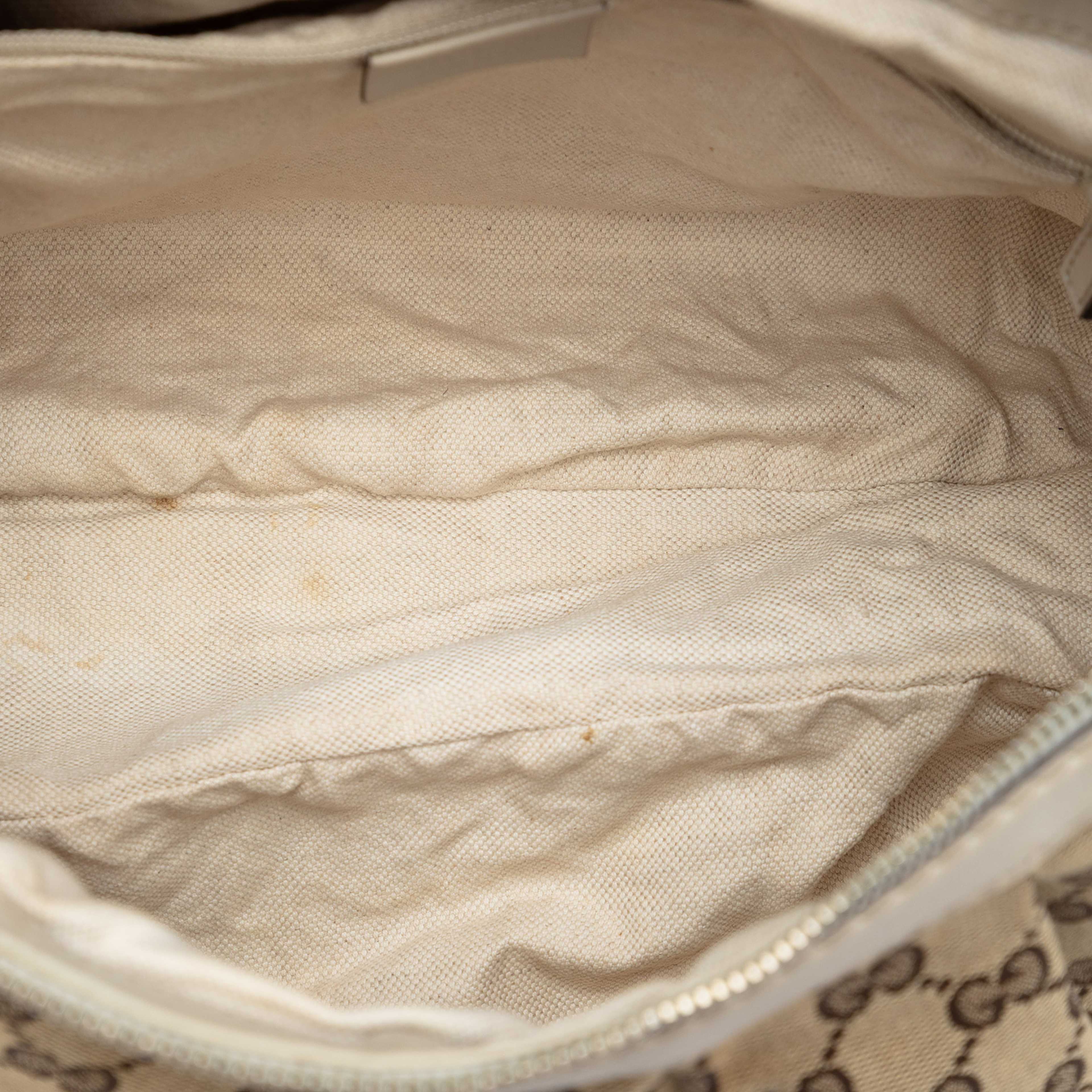 Gucci Gg Canvas Sukey Shoulder Bag, från Luxclusif, i färgen beige. Klicka för att öppna bilden i stort format