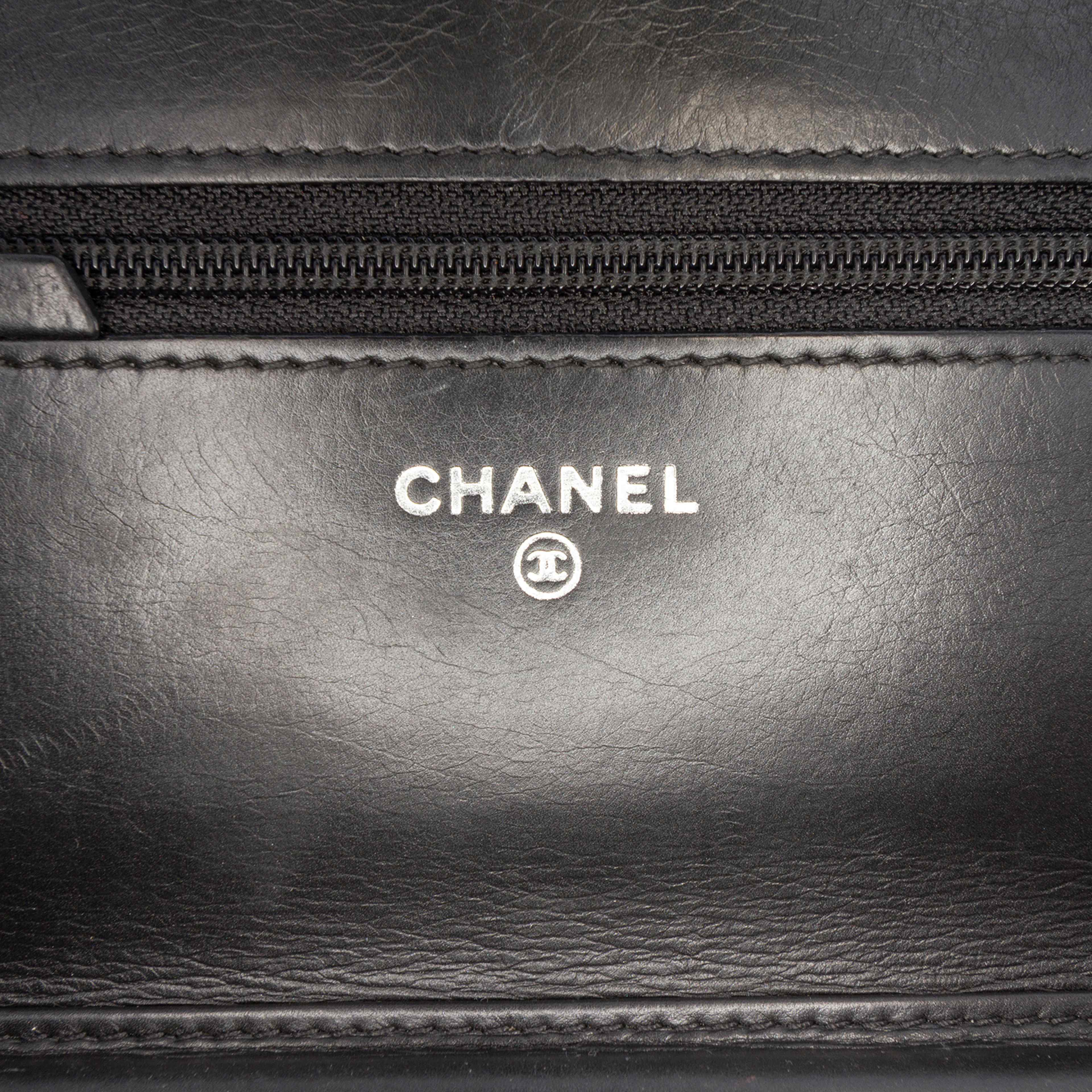 Chanel Chevron Lambskin Boy Wallet On Chain, från Luxclusif, i färgen black. Klicka för att öppna bilden i stort format